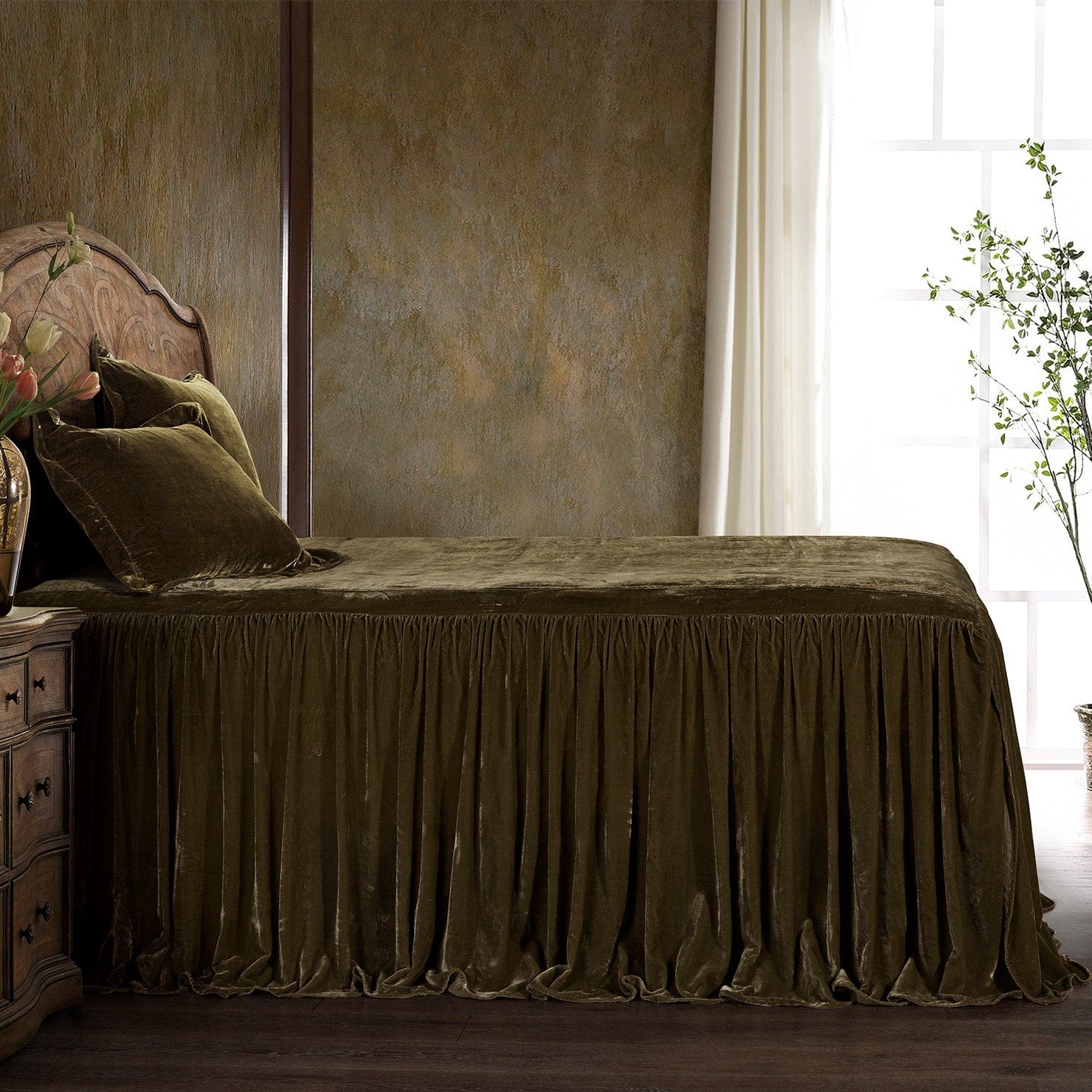 Luxury Stella Faux Silk Velvet Bedspread Set - Queen Size Bedding with Pillow Shams - Soft & Elegant Bed Cover for Master Bedroom, Guest Room & Hotel Decor