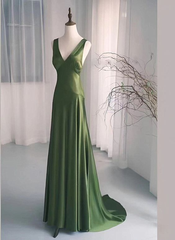 Elegant A-Line Satin V-Neck Prom Dress in Emerald Green - Formal Evening Gown J4310 for Homecoming, Wedding Guest & Special Occasions