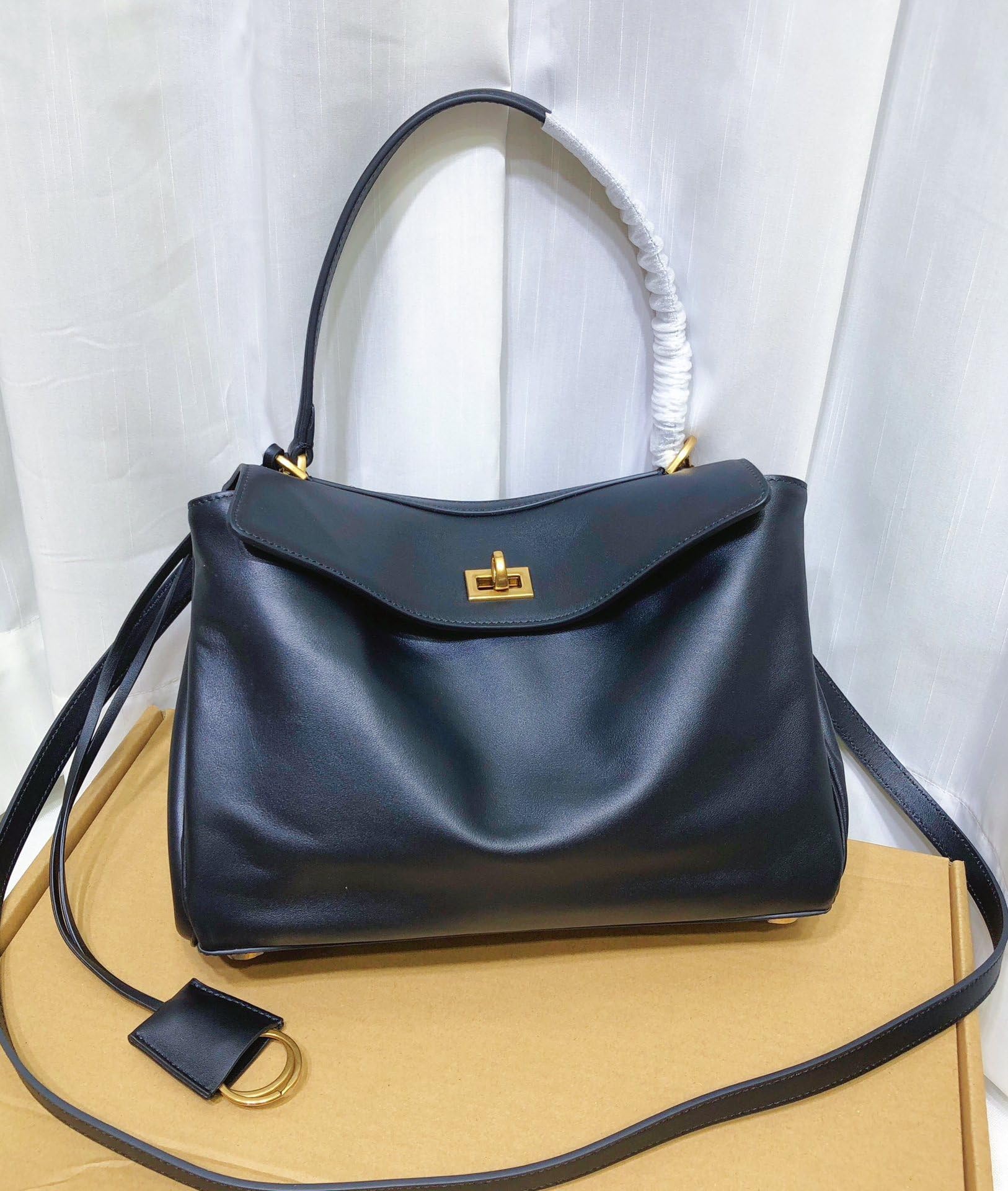**Genuine Leather Tote Bag for Women - Large Capacity Cowhide Handbag, Stylish Commuter & Armpit Bag - Perfect for Work, Travel & Everyday Use**