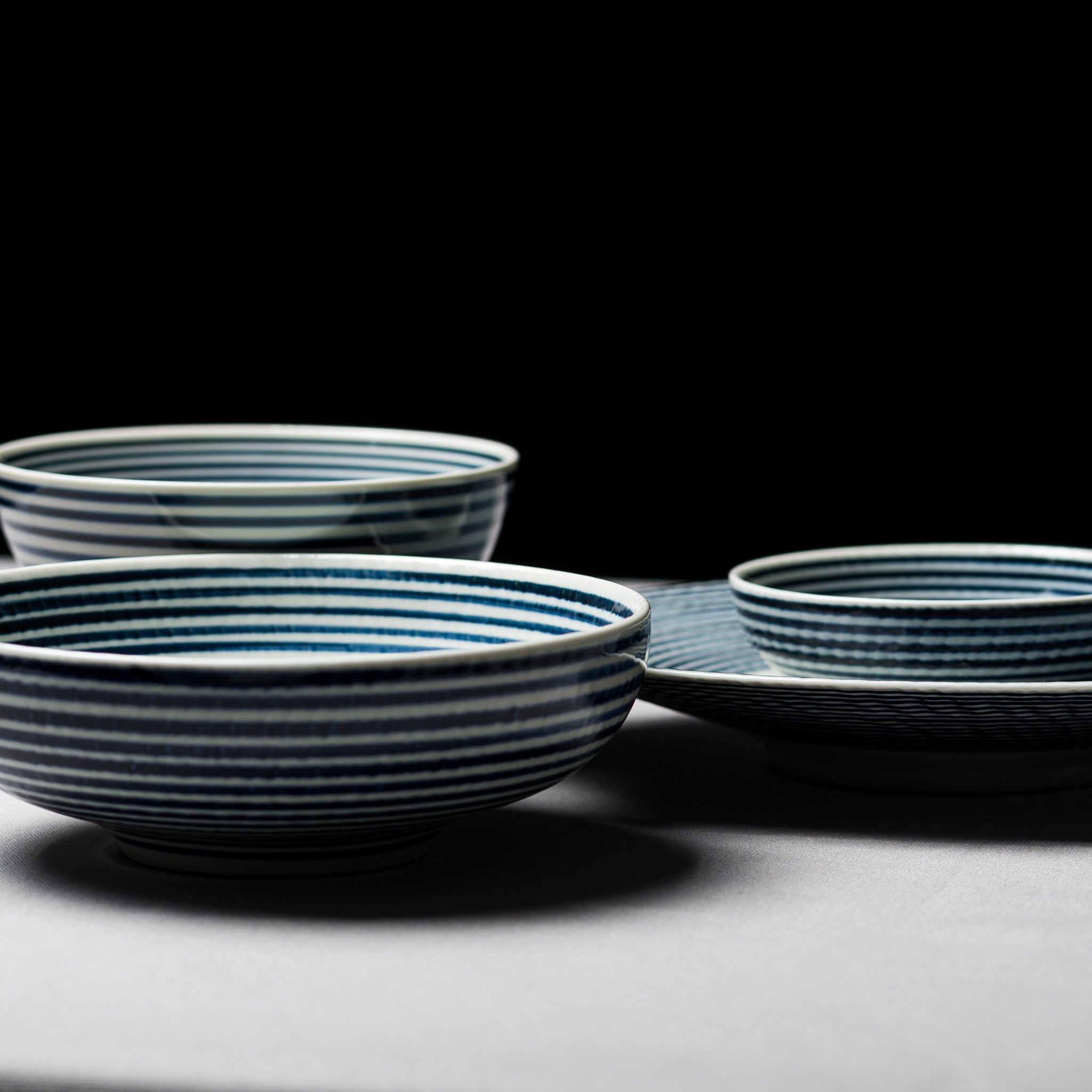 MARUHIRO Aikoma 28cm Dinner Plate - Elegant Japanese Ceramic Tableware for Home Dining & Restaurant Use