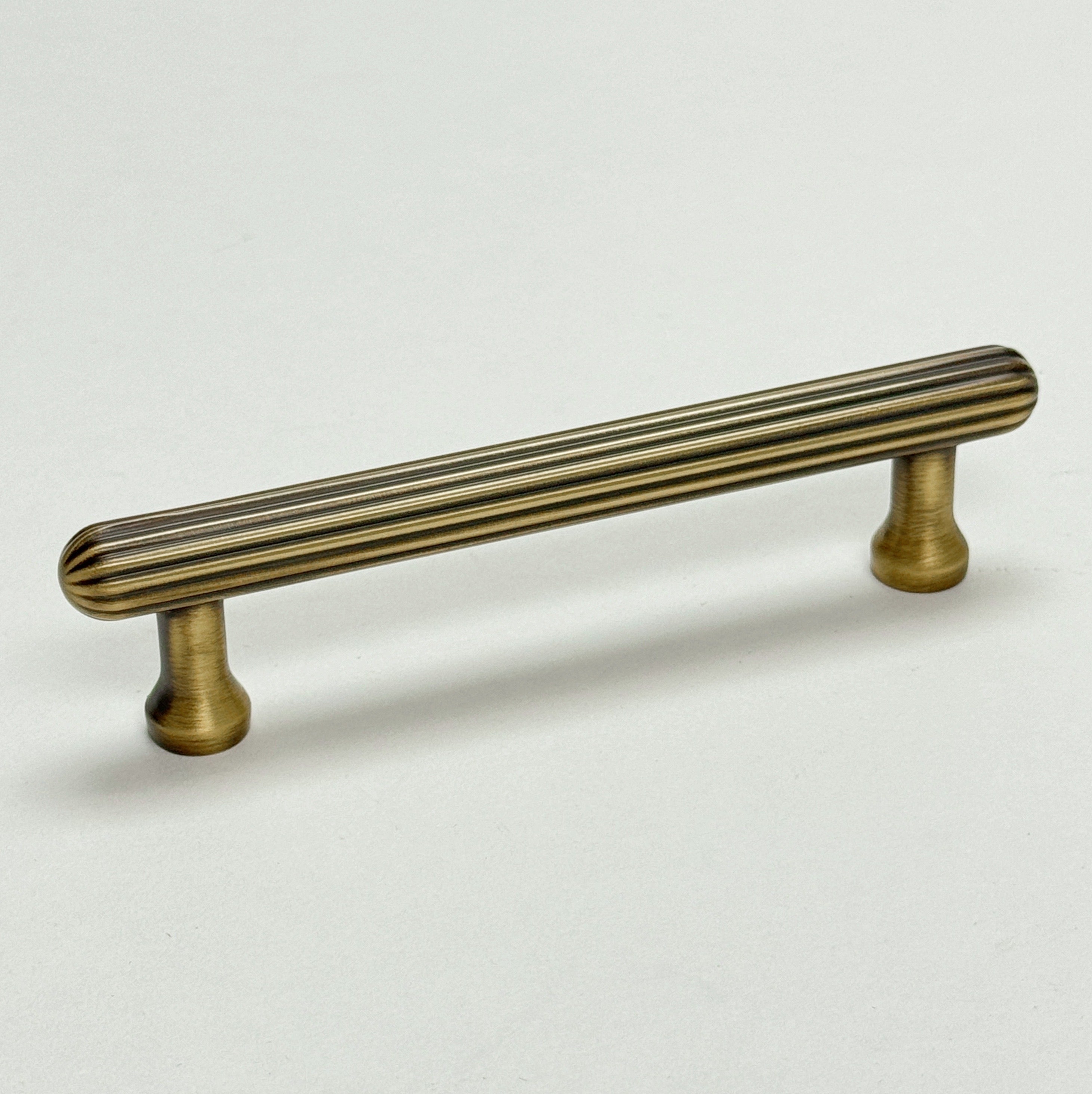 Vintage Fluted Antique Brass Cabinet Knobs and Pulls - Elegant Jewel Ridge Design for Kitchen Cabinets, Dressers & Furniture Hardware (Set of 10)