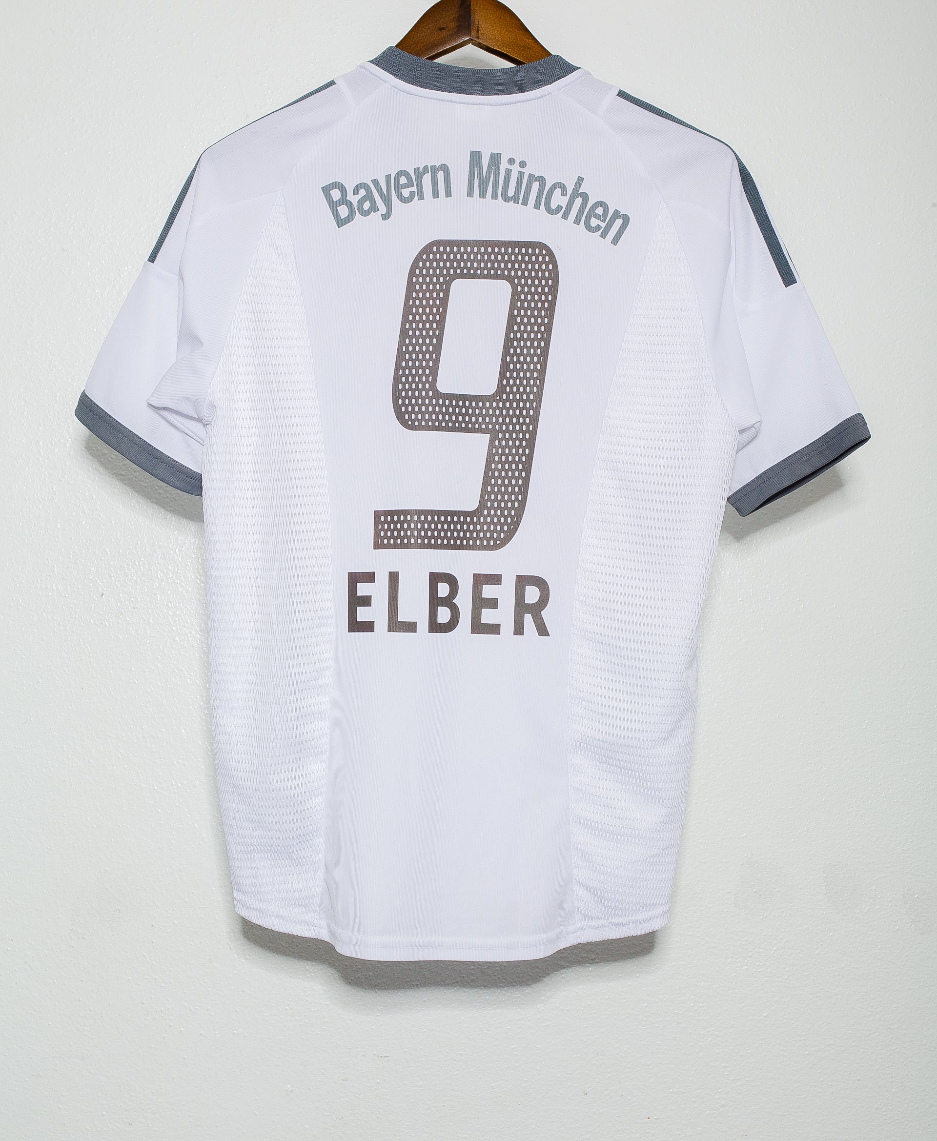 2002 Bayern Munich Away Jersey #9 Giovane Elber - Men's Soccer Jersey for Fans & Collectors - Perfect for Matchdays, Gifts & Memorabilia
