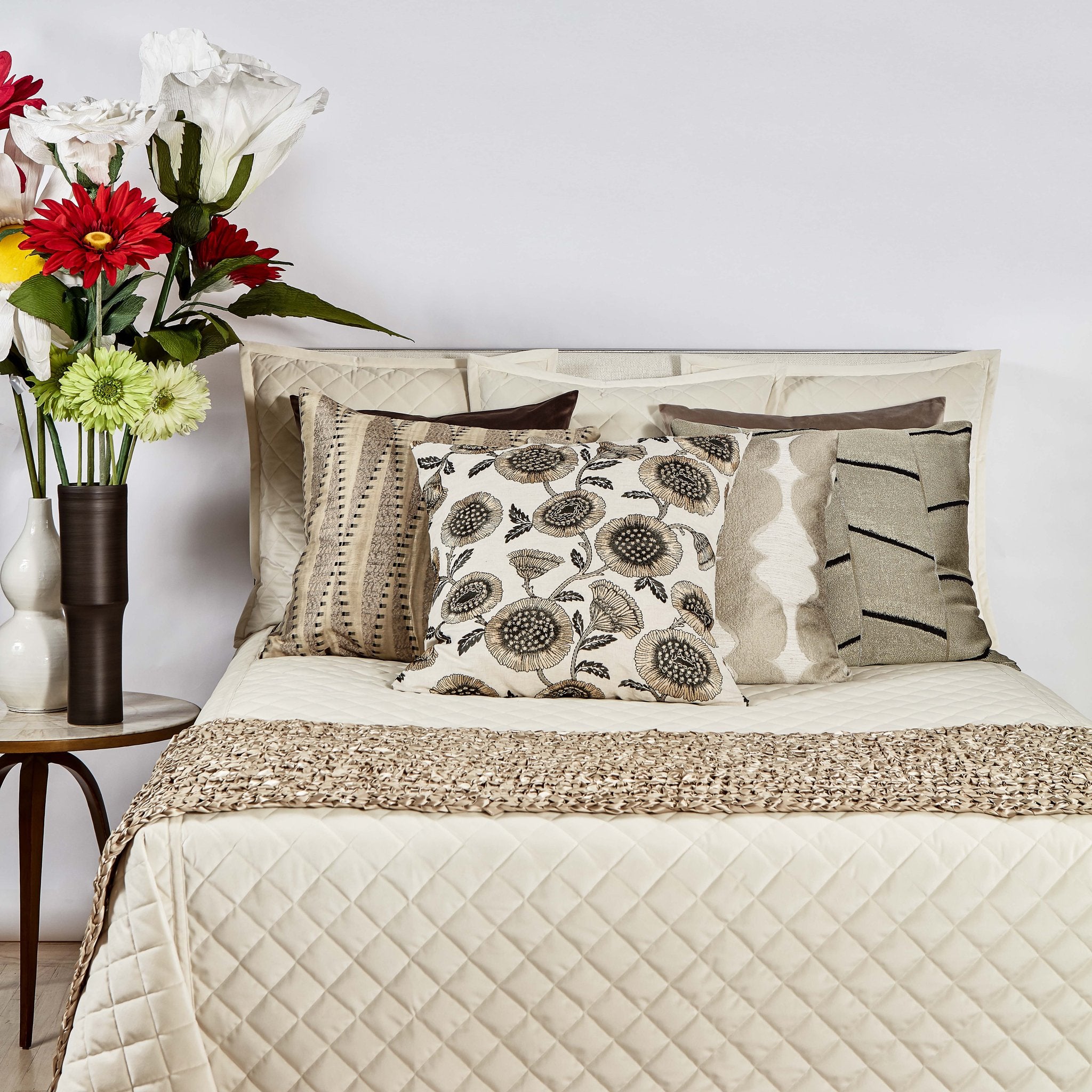 Luxury Velvet Coverlet Set - Ivory King/Queen Size - Soft & Breathable Bedding for Cozy Nights - Perfect for Master Bedroom & Guest Room Decor