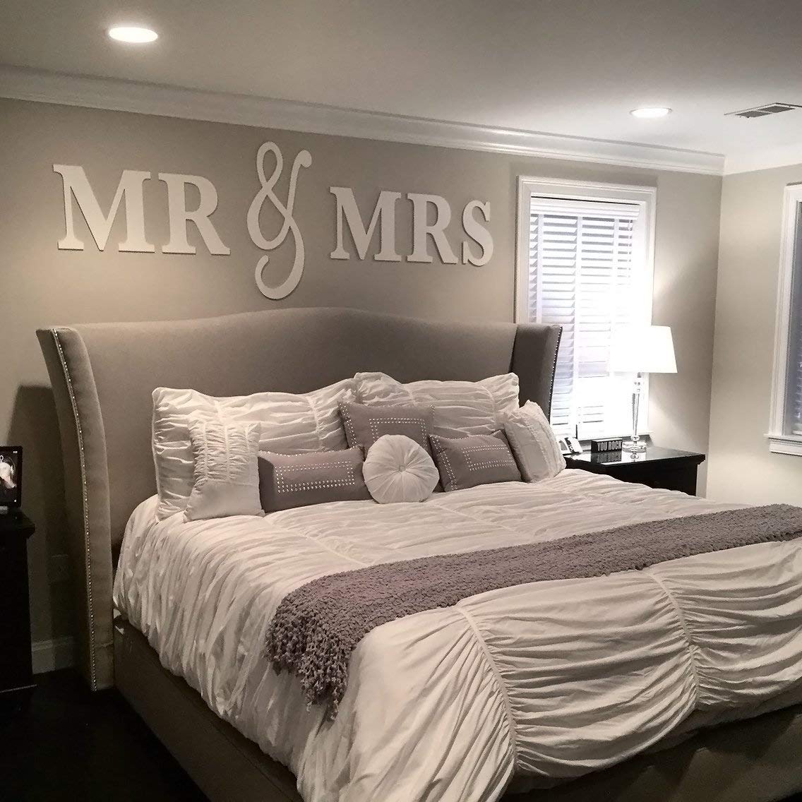 Mr & Mrs Wall Art Decor Set - Elegant Hanging Sign for Bedroom, Above Bed Headboard - Perfect Wedding, Anniversary Gift for Couples - Ideal for King & Queen Size Beds - Enhance Your Bedroom & Home Decor