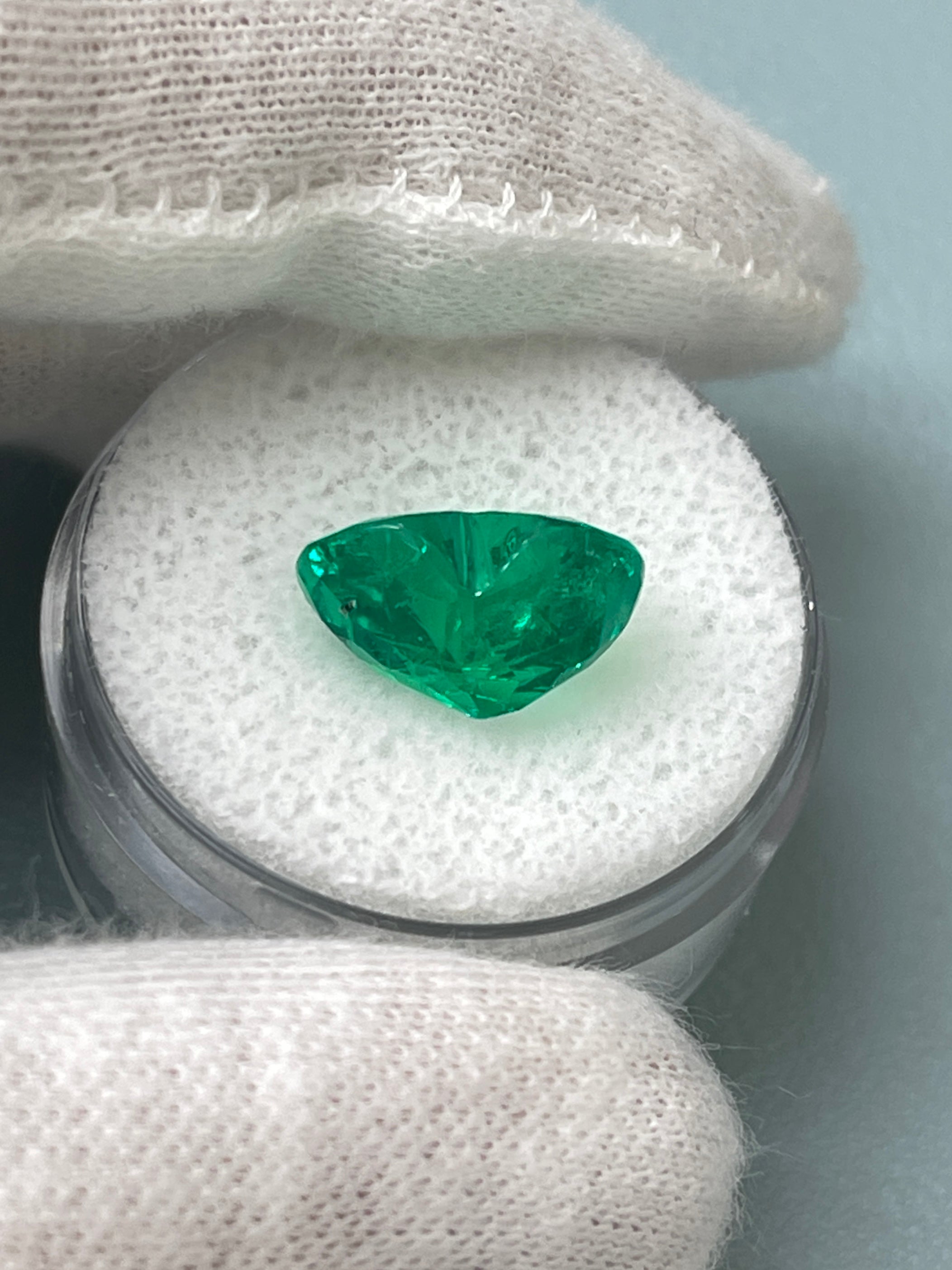 4.92 Carat 11x13mm AAA+ Vivid Green Natural Colombian Loose Emerald Heart Cut Gemstone for Jewelry Making & Engagement Rings