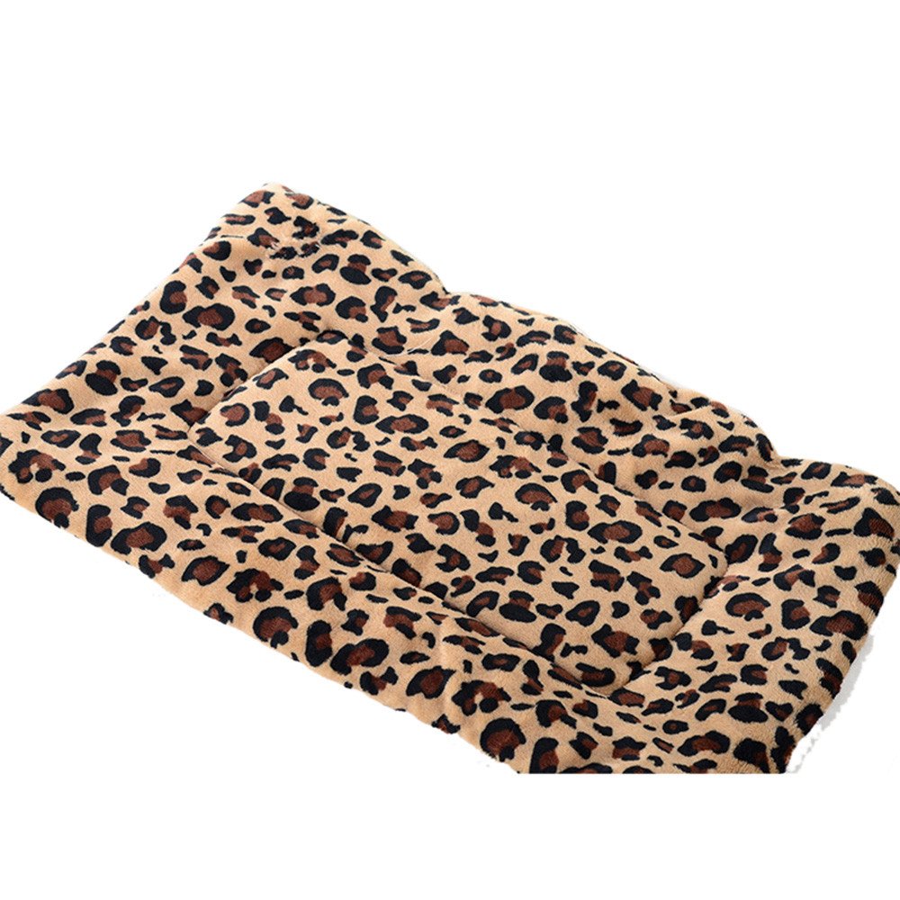 **Wouke Pet Mat - Soft Flannel Print Blanket for Dogs & Cats, Warm Washable Cushion Bed - Perfect for Cozy Naps, Crate Training & Travel**