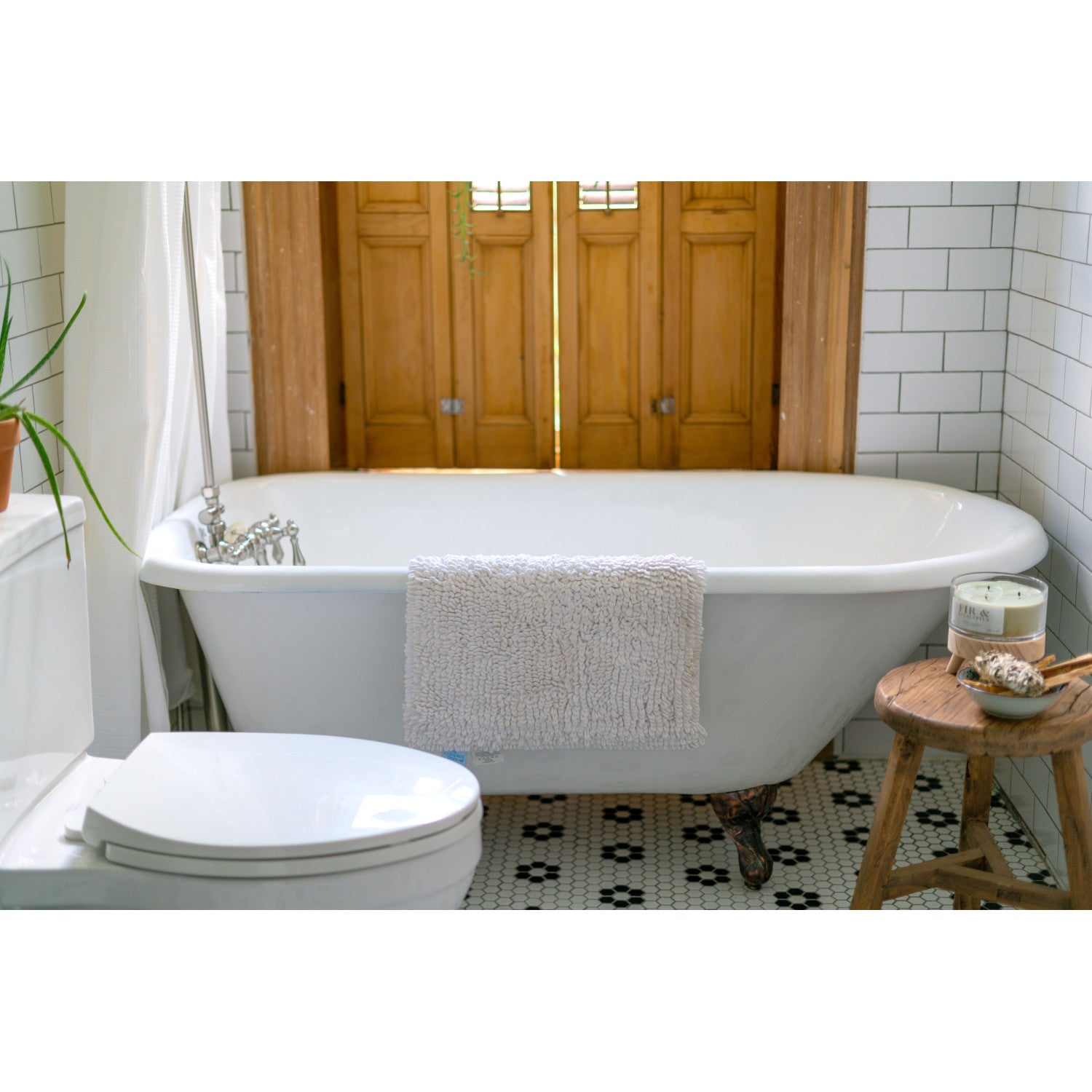 Aqua Eden 60 Inch White Cast Iron Clawfoot Bathtub - Oval Roll Top Design with Oil Rubbed Bronze Feet - Vintage Freestanding Tub for Bathroom Remodel & Luxury Spa Experience