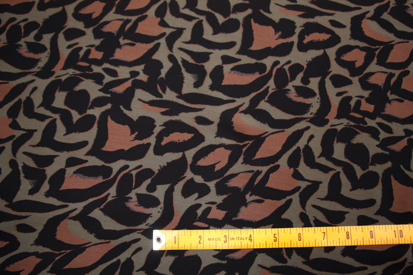 Camo Cat Khaki Print T-Shirt - Trendy Animal Graphic Tee for Men & Women - Perfect for Outdoor Adventures and Casual Wear