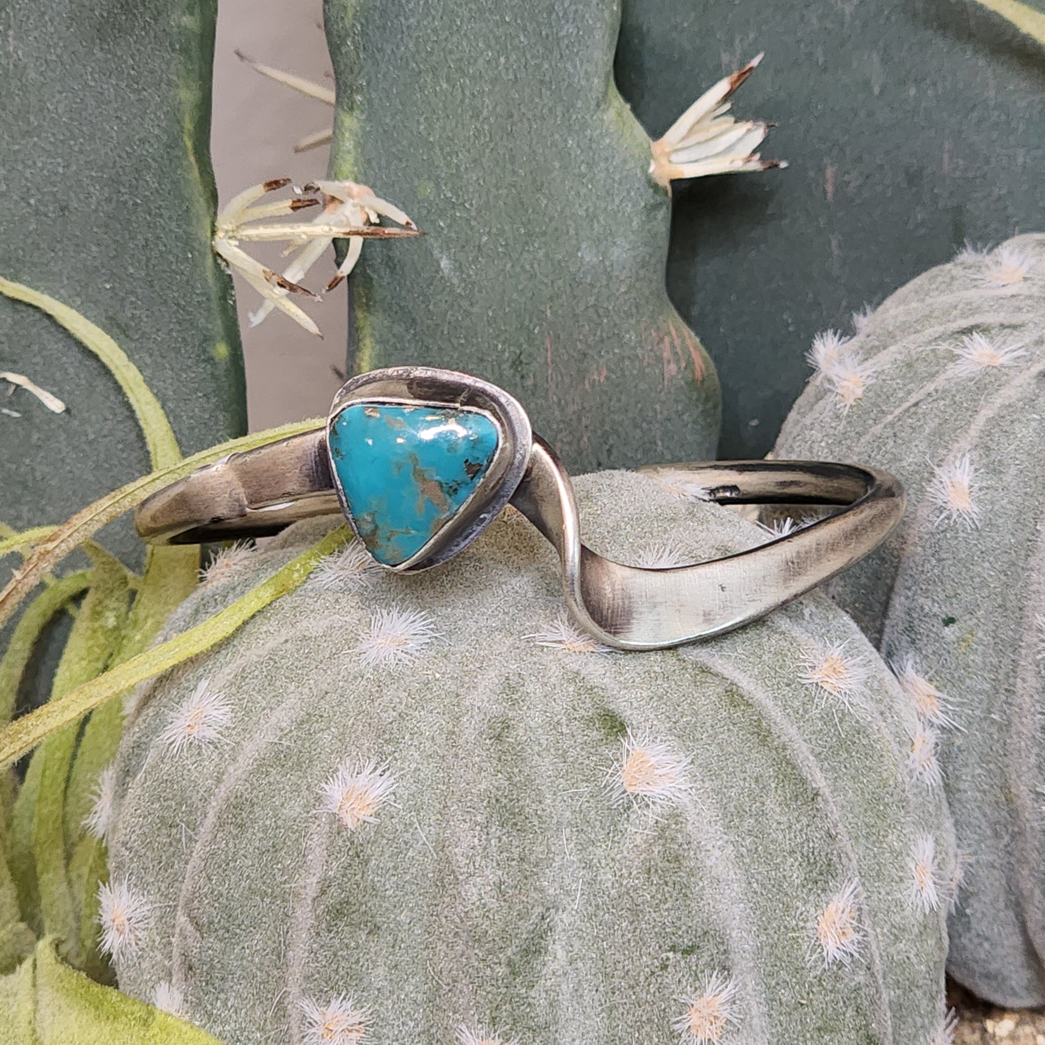 Nez Kingman Cuff - Stylish and Comfortable Unisex Bracelet for Men & Women - Perfect for Casual Wear, Gifts, and Everyday Fashion Accessories