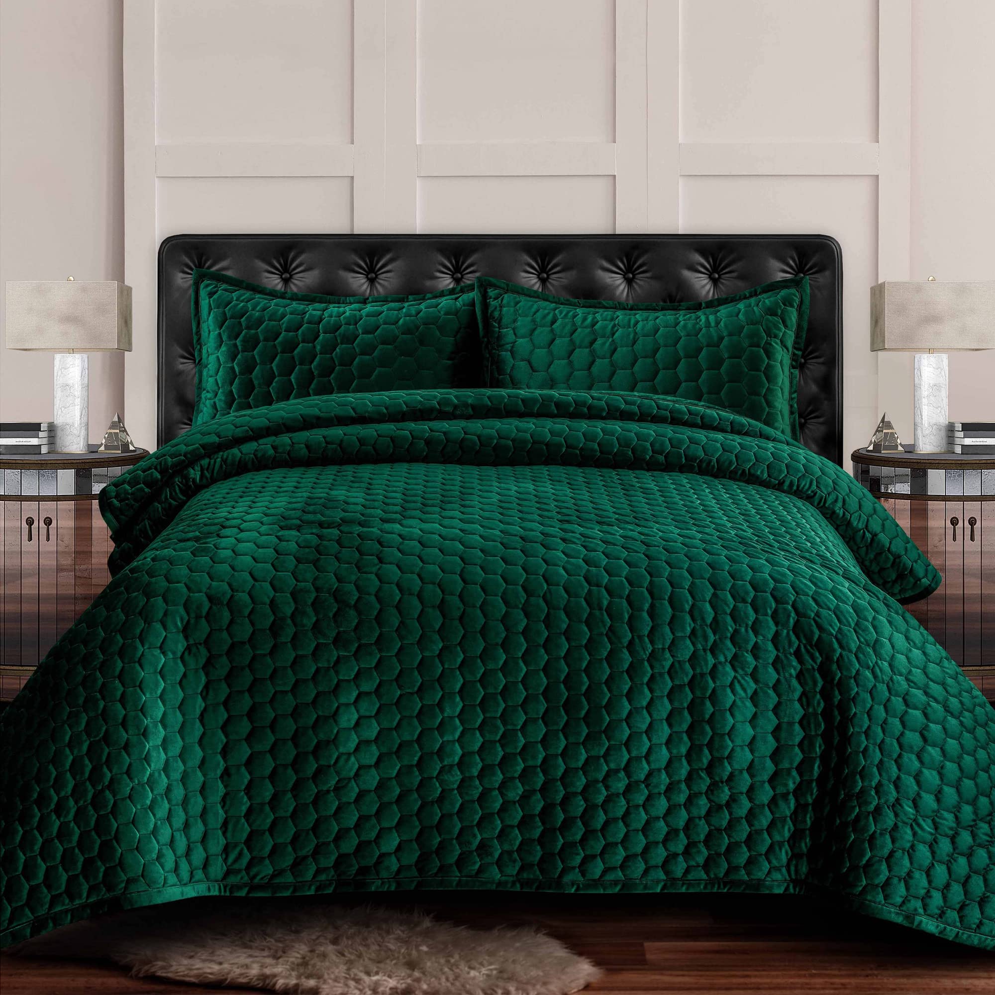 Tribeca Living Velvet Queen Quilt Set - 3 Piece Honeycomb Stitch Bedding with Super Soft 260GSM Velvet, Oversized Quilt & 2 Sham Pillowcases in Emerald Green - Luxury Bedroom Decor for Master Suite, Guest Room & Cozy Winter Nights