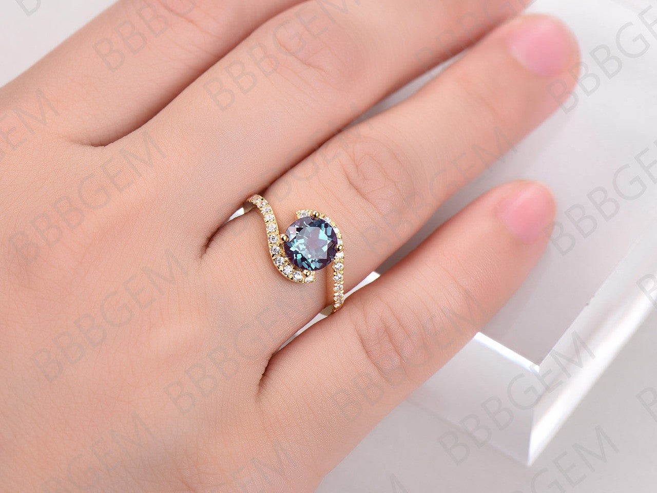 Exquisite 6.5mm Round Alexandrite Ring in 14K/18K Yellow Gold - Elegant Curved Design for Engagement, Anniversary & Special Occasions