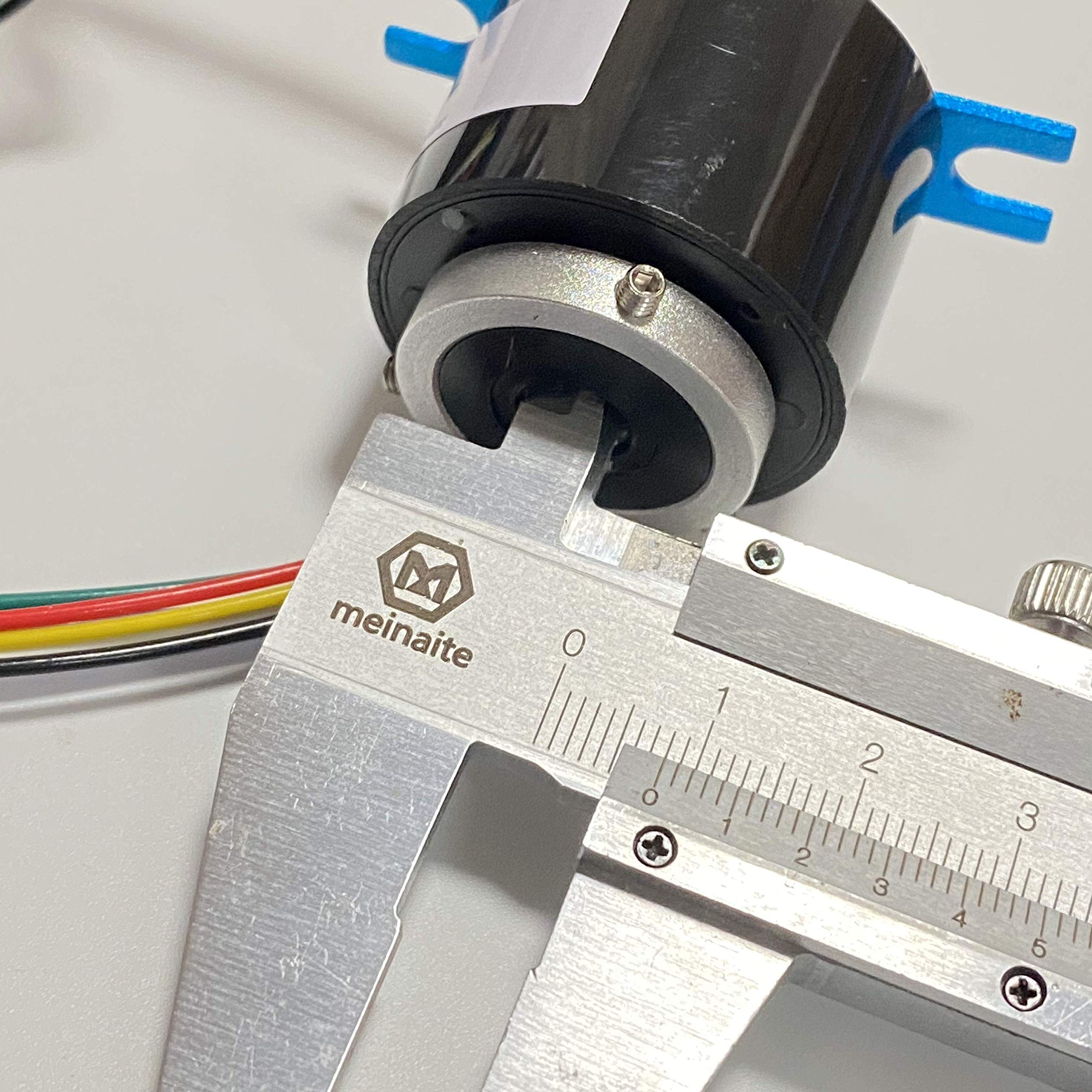 6-Wire 5A Slip Ring Connector - 8mm Inner Diameter for Rotary Electrical Transmission