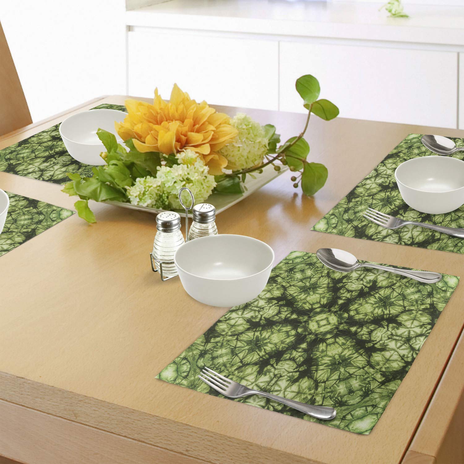 Ambesonne Abstract Place Mats Set of 4 - Modern Surreal Art Design Washable Fabric Placemats for Dining Table, Kitchen Decor in Green | Perfect for Dinner Parties, Holiday Gatherings & Home Styling