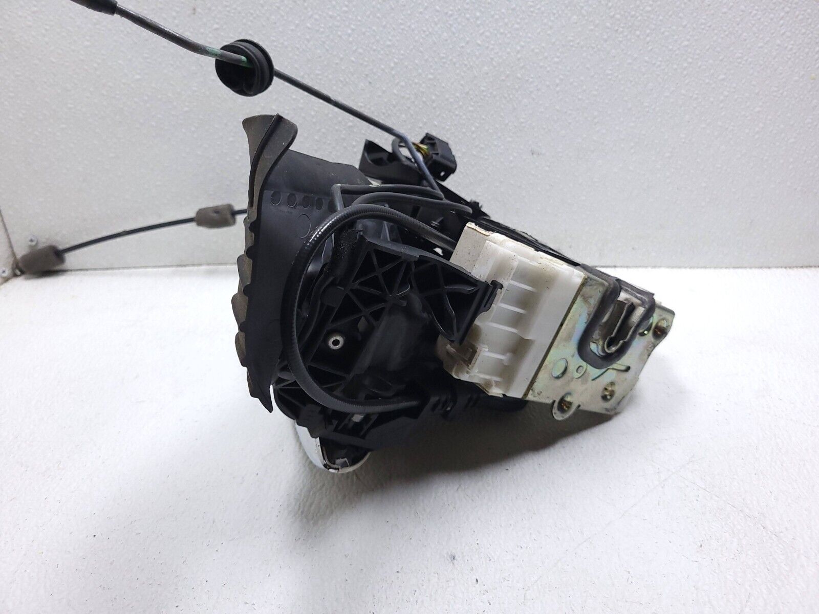 2006-2011 Mercedes ML500 Front Driver Side Door Exterior Handle & Lock Replacement - OEM Quality for Smooth Entry & Exit