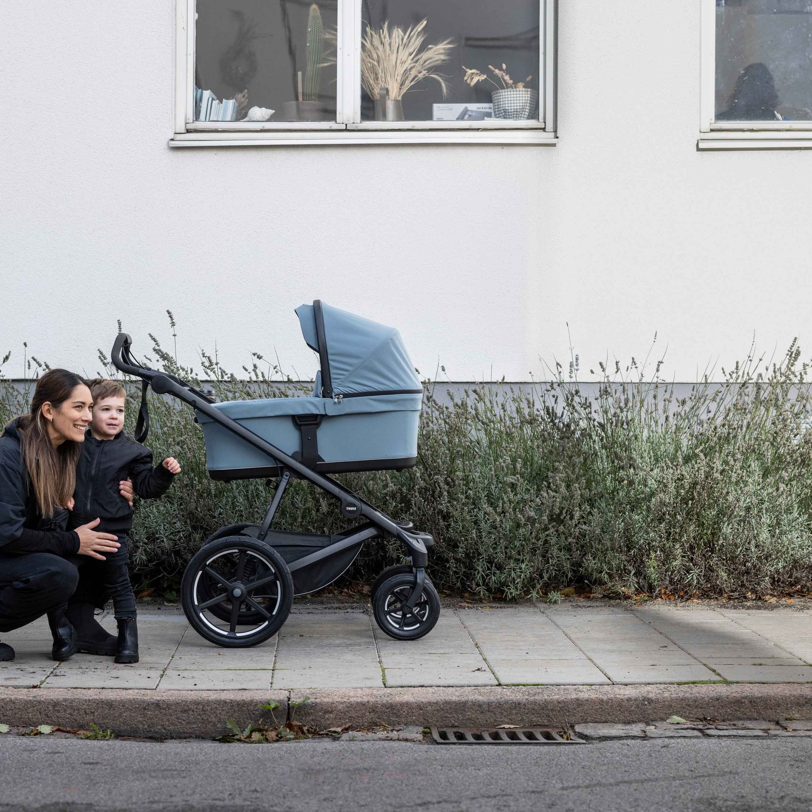 Thule Bassinet for Babies - Lightweight, Portable & Safe Infant Travel Bed - Perfect for Camping, Road Trips & Airplane Travel