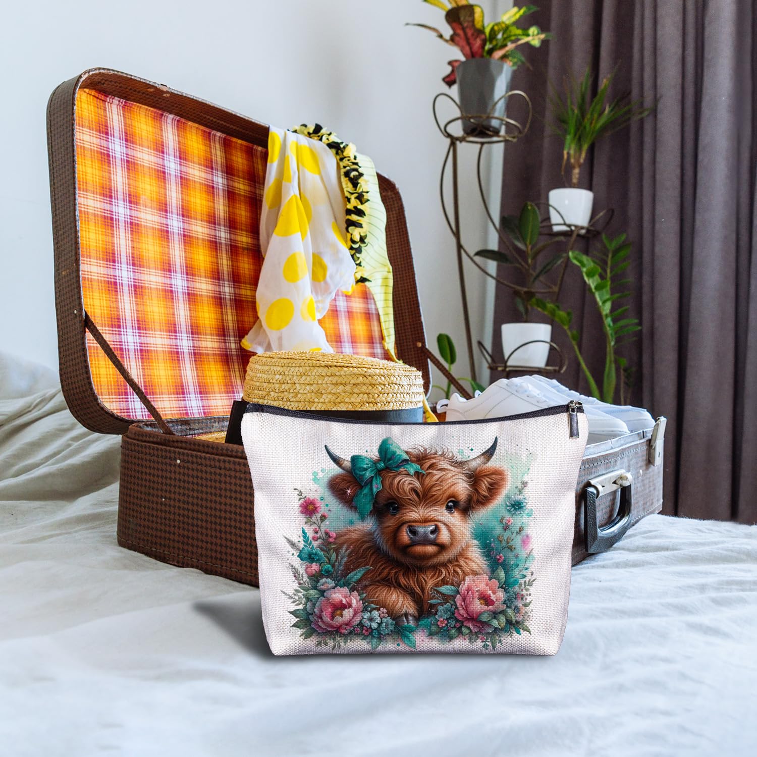 Floral Highland Cow Makeup Bag - Cute Cow Cosmetic & Toiletry Pouch for Women | Perfect Gift for Cow Lovers, Western Theme & Coquette Style | Great for Travel, Gym & Daily Organizer