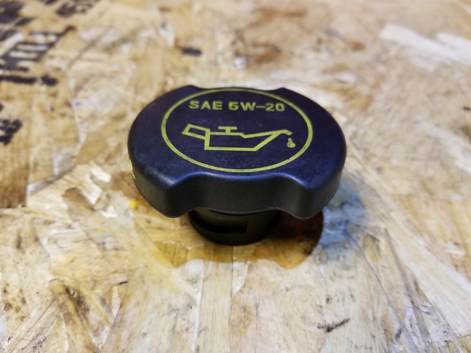 02-07 Ford Escape 3.0L Engine Oil Filler Cap Replacement - OEM Quality Part for 2002-2007 Ford Escape - Perfect for Engine Maintenance & DIY Car Repair