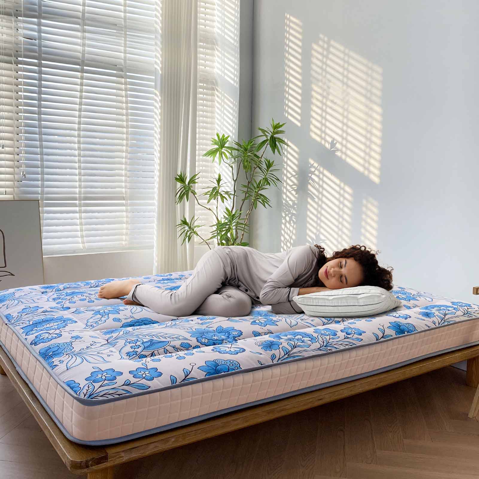 MAXYOYO Padded Japanese Floor Mattress - Floral Printed Futon Mattress & Folding Sleeping Pad for Guest Bed, Camping, Yoga & Meditation | Comfortable Floor Cushion for Small Spaces