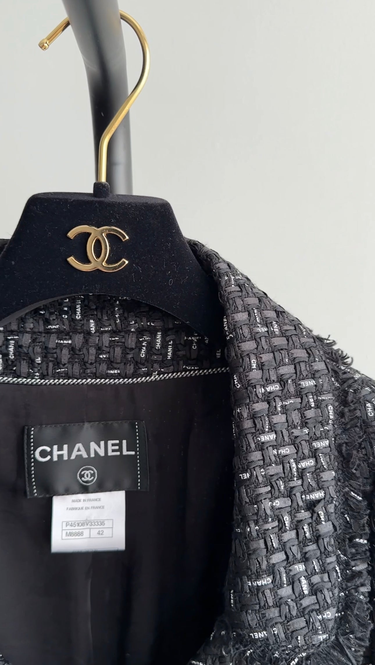Chanel Paris Versailles Black Logo Ribbon Tweed Jacket Women's Size FR42 (US 10) - Elegant Luxury Blazer for Dinner Parties & Special Occasions
