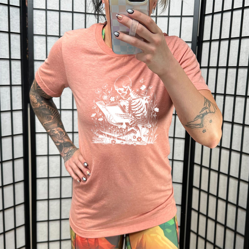 Skeleton Print Reading Shirt - Unisex Graphic Novelty T-Shirt for Book Lovers & Halloween Costume