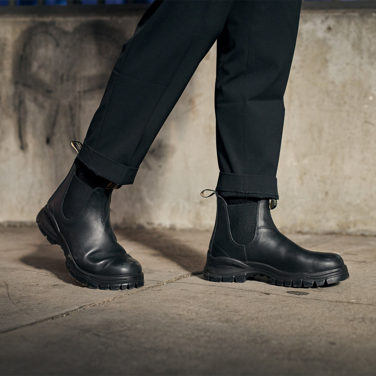 Blundstone 2240 Black Chelsea Boots for Men & Women - Waterproof & Comfortable Leather Ankle Boots for Work, Hiking & Outdoor Activities