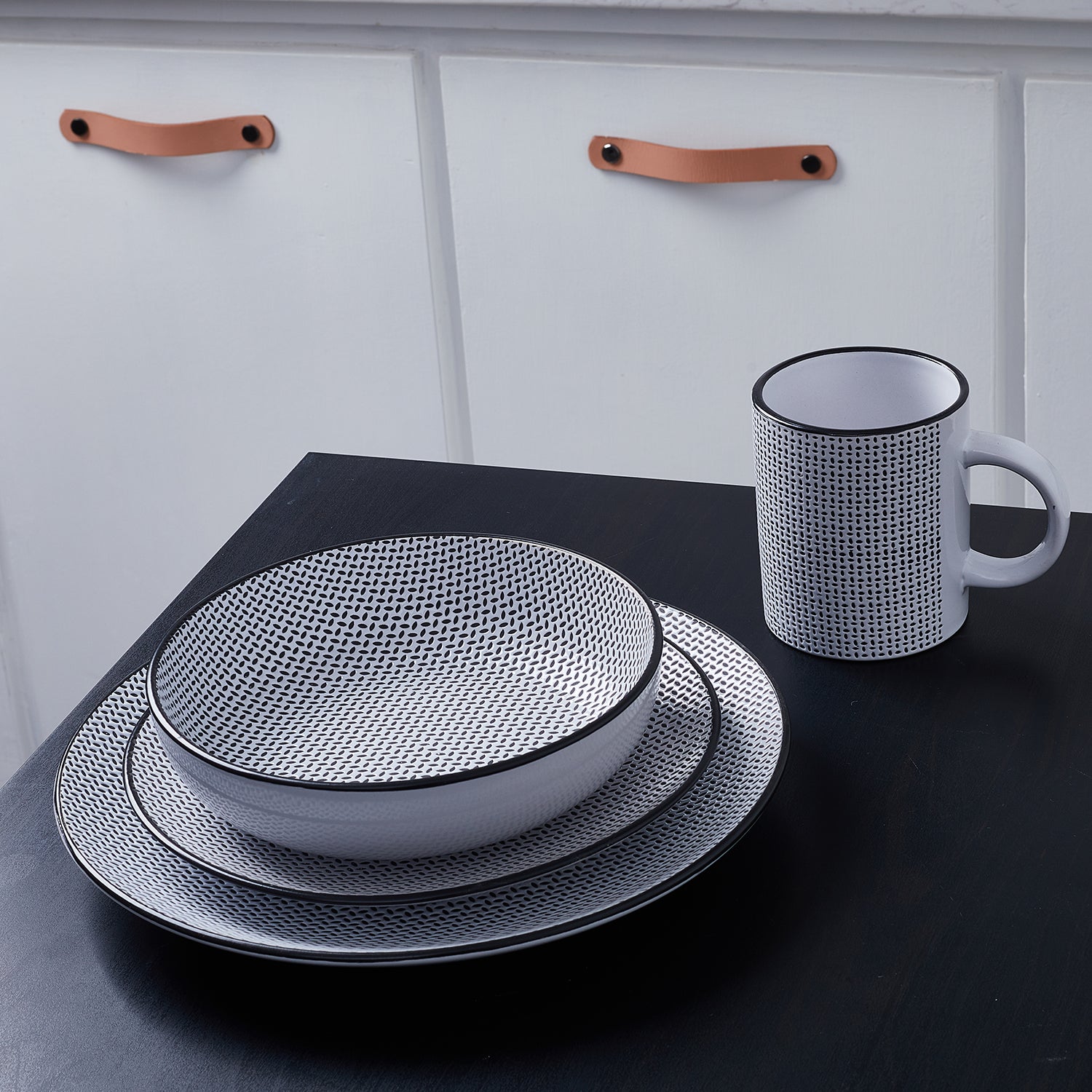 Premium Daisy Stoneware Dinnerware Set - 16-Piece White & Black Ceramic Plates, Bowls & Mugs - Elegant Dinnerware for Everyday Use, Family Gatherings & Restaurant Serving