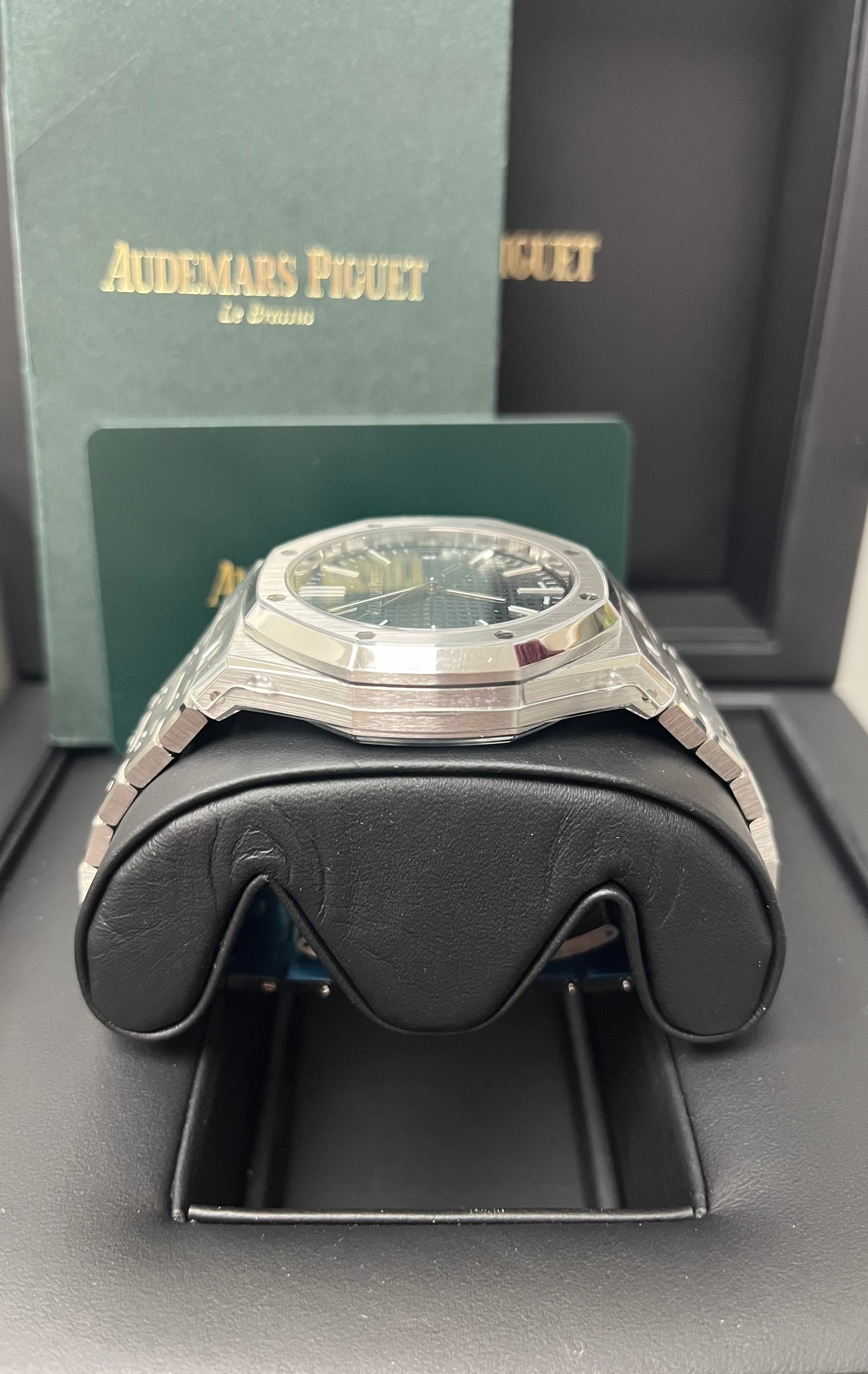 Audemars Piguet Royal Oak 41mm Selfwinding Stainless Steel Watch with Green Dial 15510ST.OO.1320ST.09 - Luxury Timepiece for Men, Perfect for Business Meetings & Formal Events