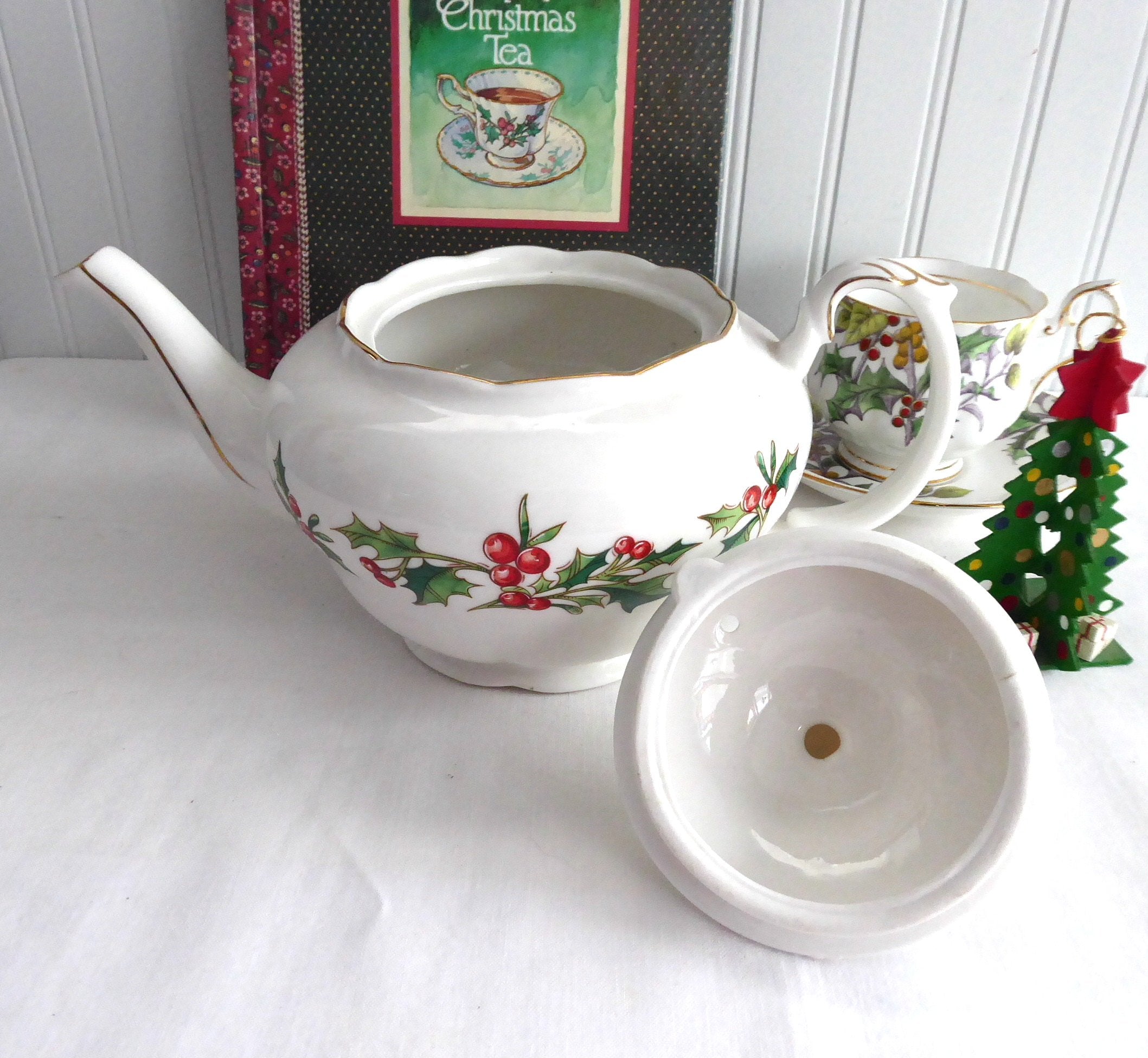 Large 32oz Christmas Tea Pot with Holly Design - Vintage 1990s Holiday Teapot for Festive Tea Parties & Cozy Winter Gatherings