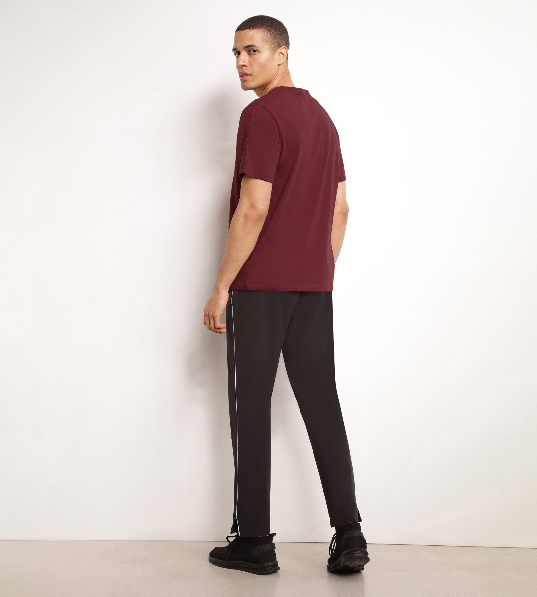 Men's Thermoregulating Sport T-Shirt - Bordeaux Jersey Fabric for Active Wear & Workouts - Perfect for Running, Gym & Outdoor Activities