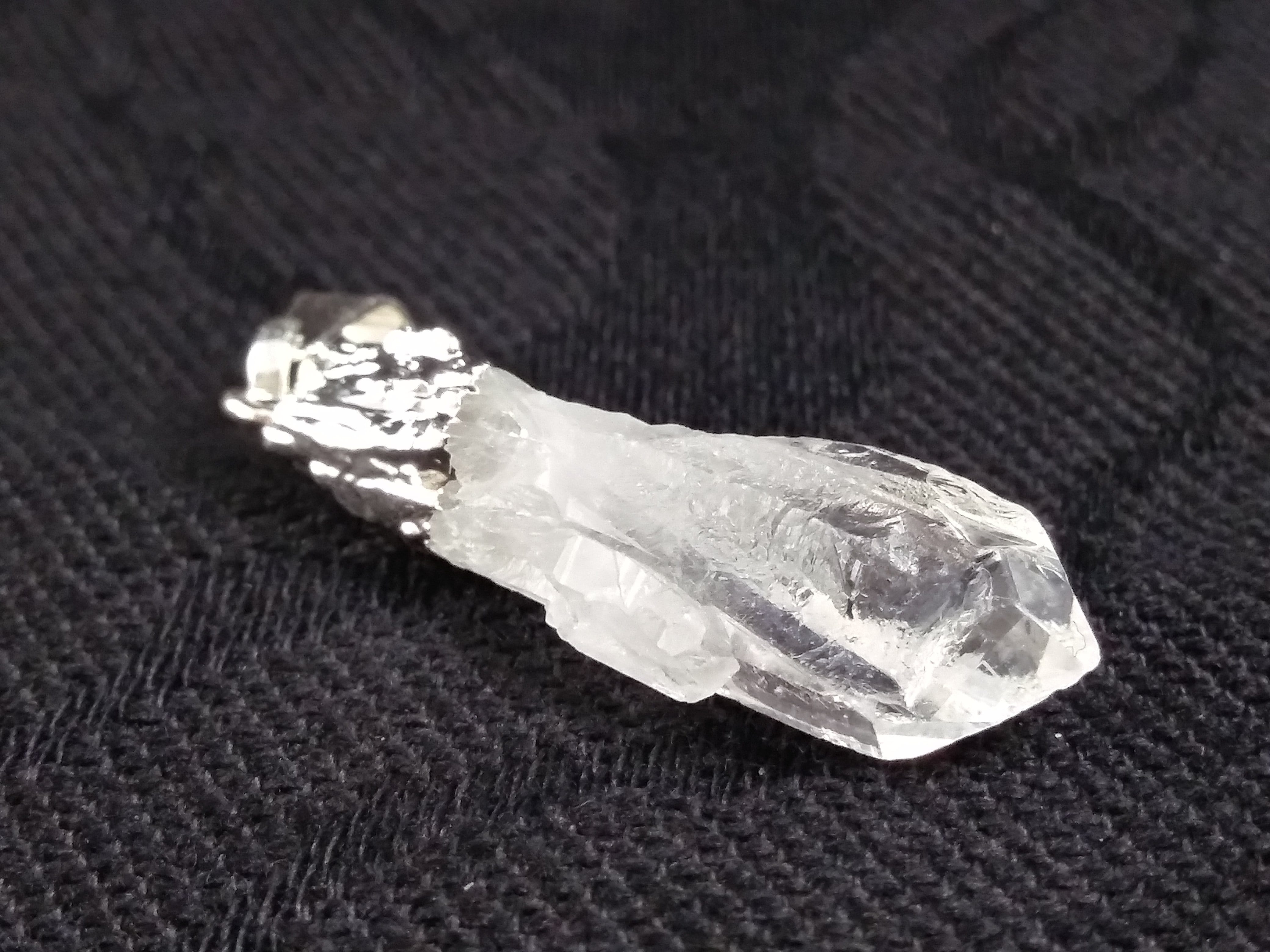 Natural Clear Quartz Point Pendant with Silver Foil - Elegant Healing Crystal Necklace for Meditation, Energy Cleansing & Spiritual Jewelry Gift