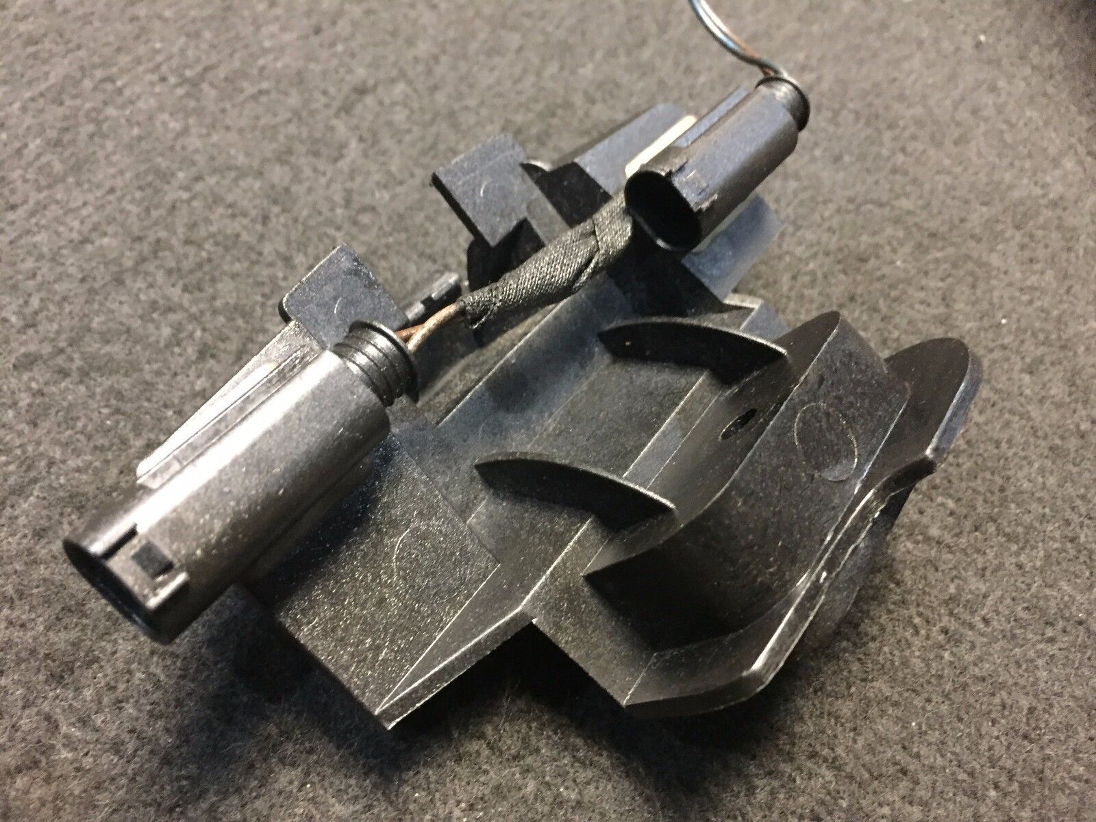 02 03 04 05 BMW E65 E66 Micro Air Housing Mount Bracket Holder 6901647 OEM - Perfect for BMW 7 Series Engine Air Intake System Replacement & Performance Upgrade