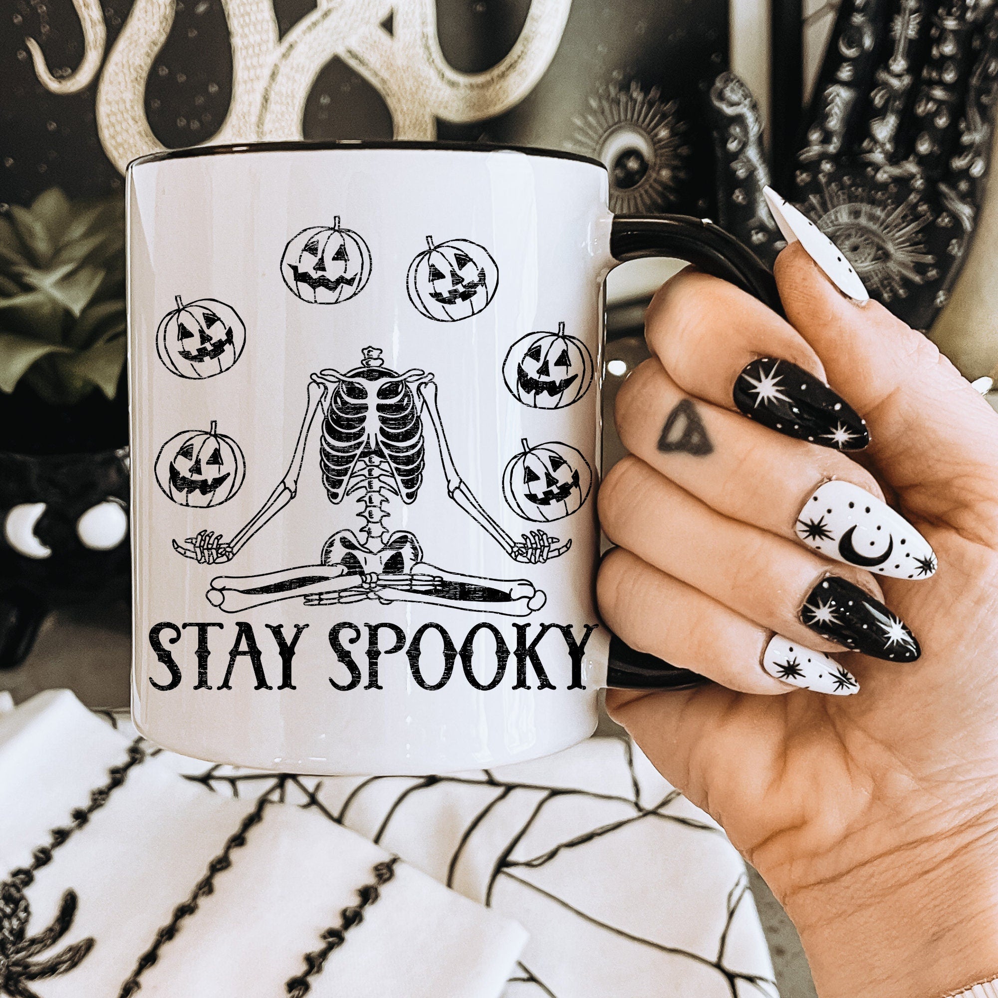 Halloween Coffee Mug - Spooky Pumpkin & Skeleton Design - Perfect for Coffee, Tea or Hot Chocolate - Great Halloween Gift for Horror Fans & Spooky Season Decor