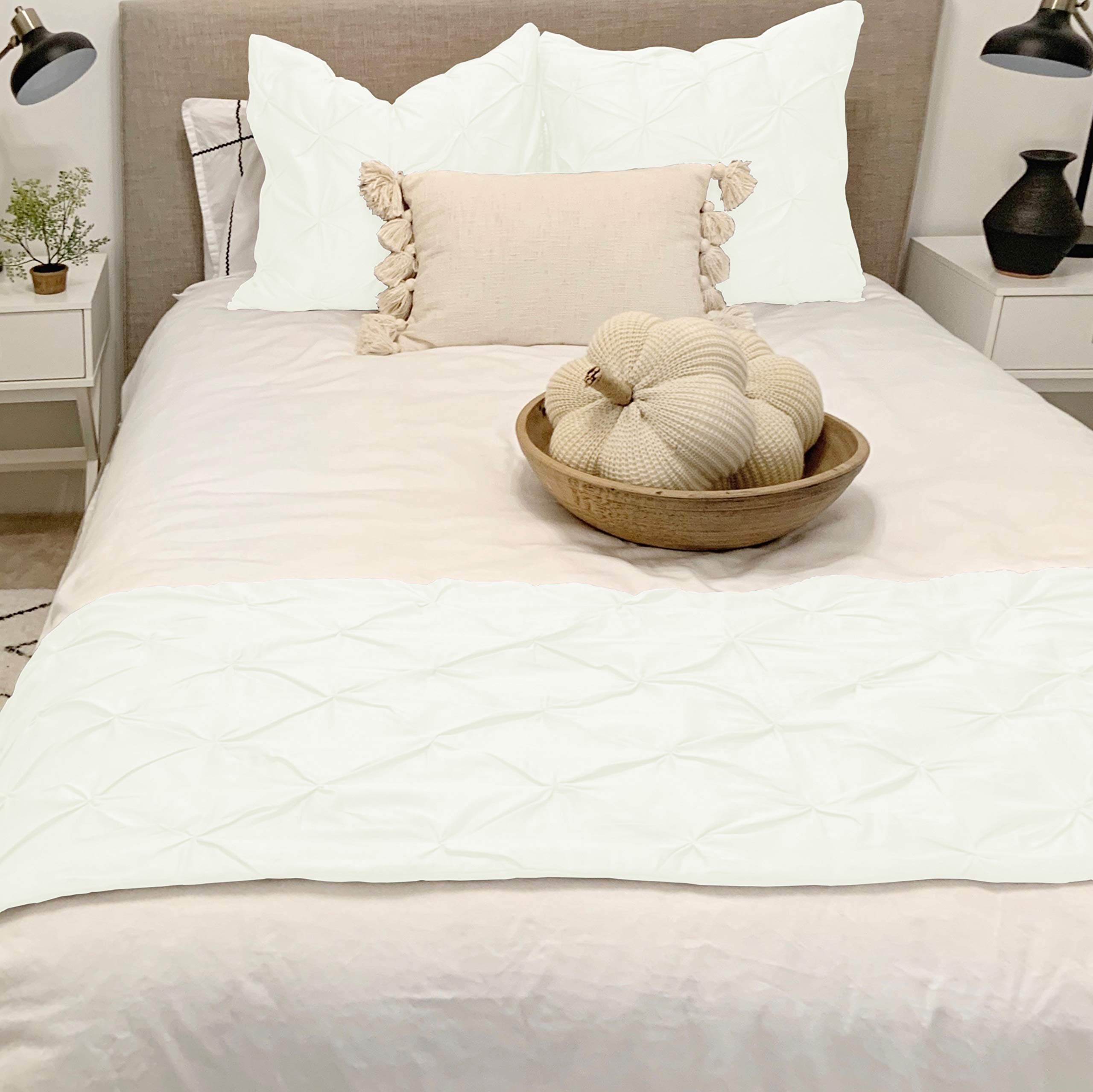 AMAY Pinch Pleated Bed Runner Set - 5 Piece Diamond Pintuck Egyptian Cotton Bed Scarf with Pillow Shams (1 Runner + 4 Shams) - 600 Thread Count, Soft Fade-Resistant, Easy Care White Solid - Perfect for Master Bedroom, Guest Room & Luxury Hotel Decor