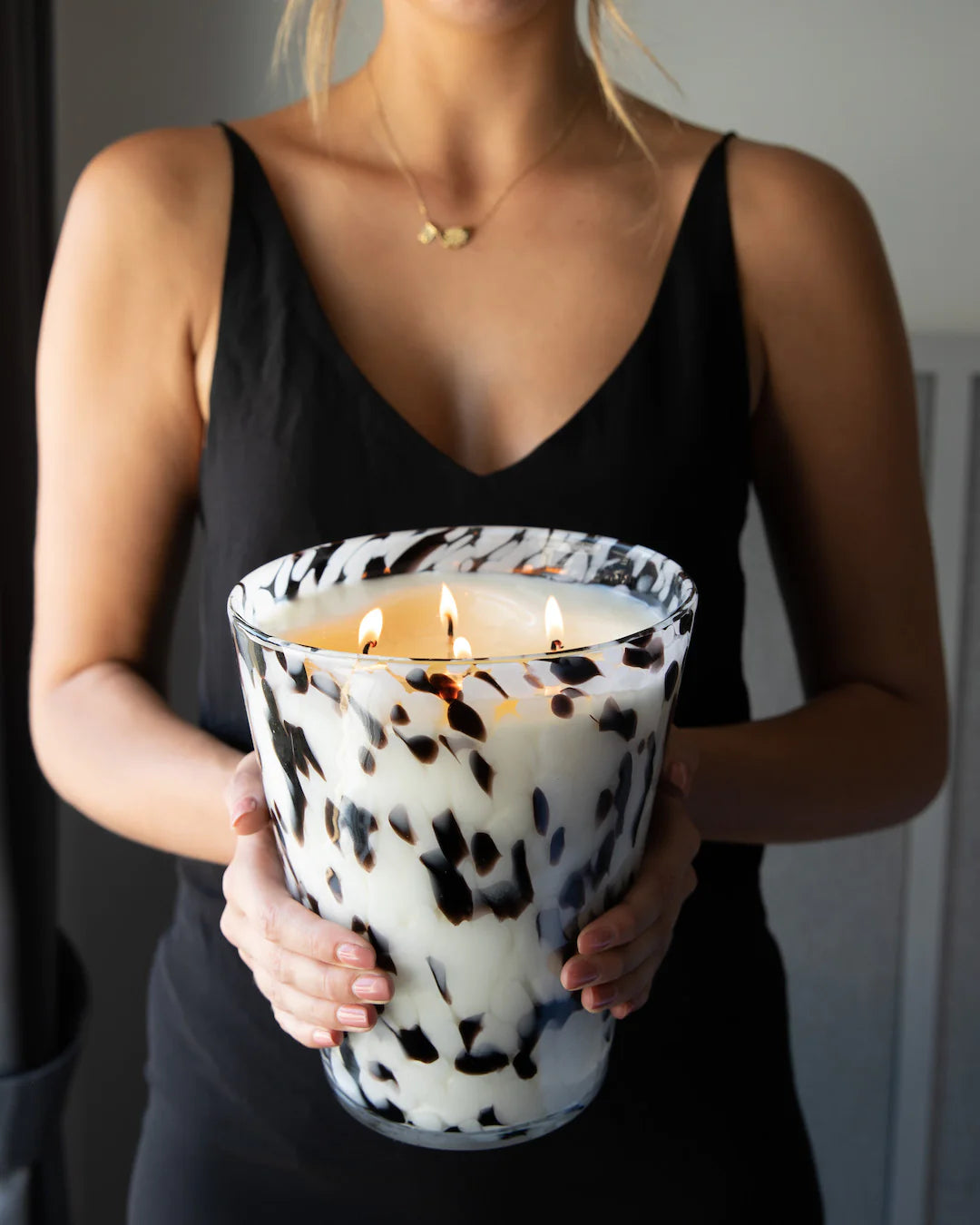 Premium Apsley & Company Santorini Scented Candle - 2.4kg Large Luxury Home Decor Candle for Relaxation, Romantic Dinners & Spa Ambiance