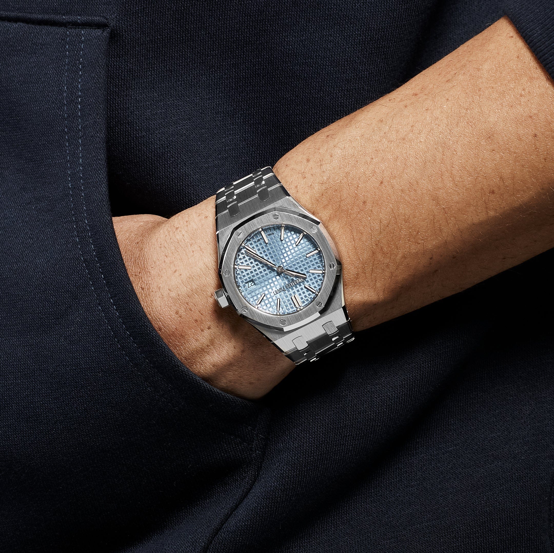 Audemars Piguet Royal Oak 15550ST.OO.1356ST.08 Men's Luxury Watch - Stainless Steel Case, Blue Dial, Automatic Movement - Perfect for Business Meetings & Formal Events (2024 Model)