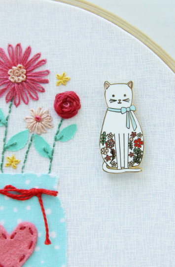 Flamingo Toes White Cat Needle Minder - Magnetic Pin Holder for Sewing, Quilting & Embroidery - Perfect for Crafters & DIY Enthusiasts