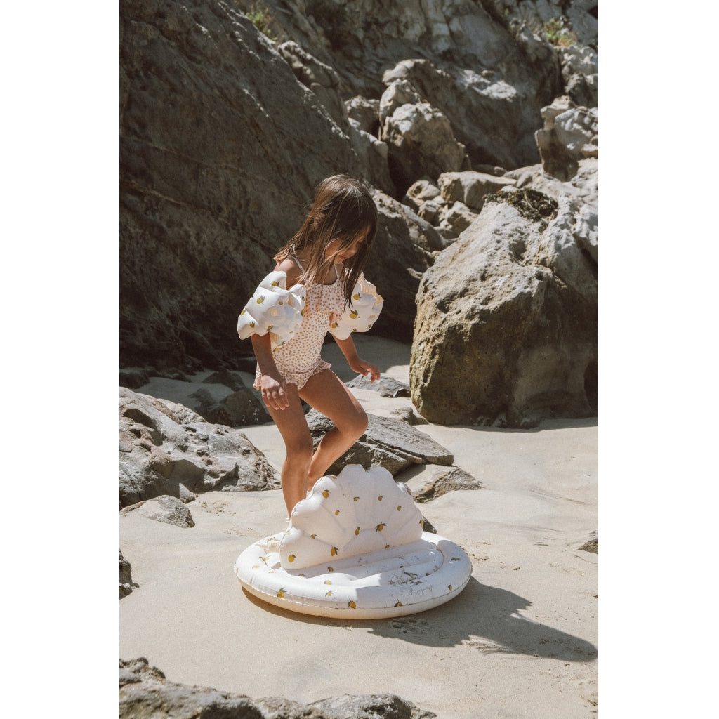 KONGES SLØJD Shell Toy Sprinkler for Kids - Fun Outdoor Water Play Lemon Shaped Summer Sprinkler Toy for Toddlers & Children - Perfect for Backyard, Pool, Beach & Garden Water Activities