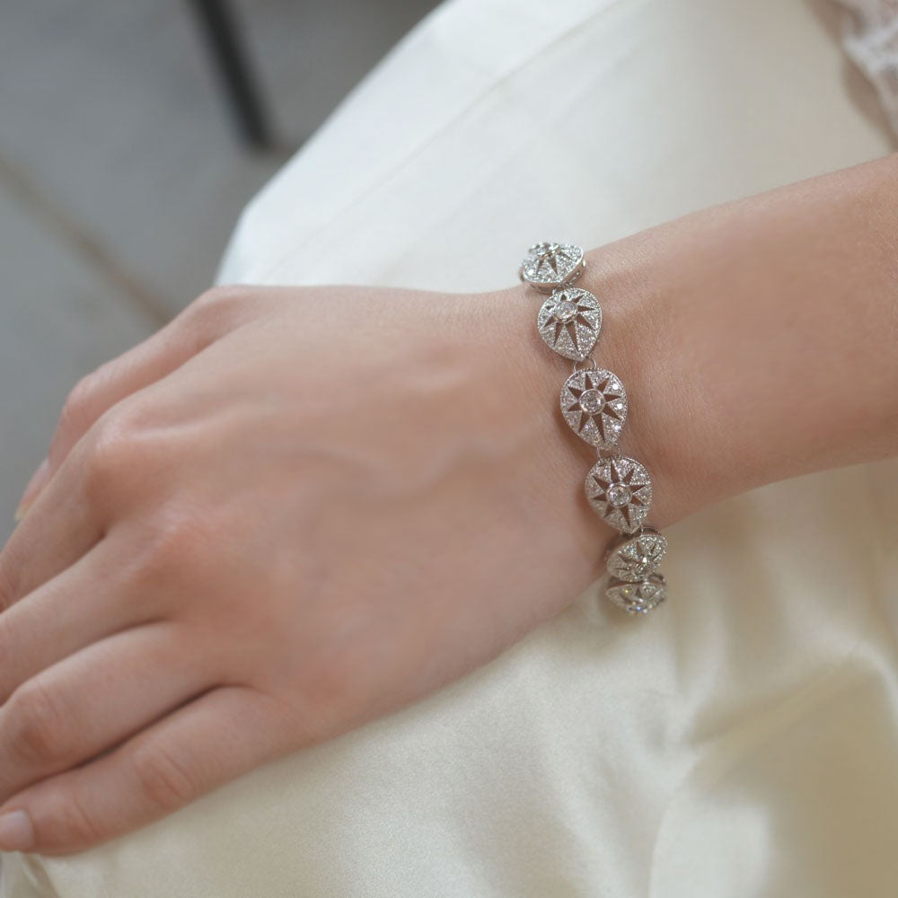 Daisy Flower Charm Bracelet for Women - Elegant Floral Jewelry Gift for Her - Perfect for Weddings, Parties & Everyday Wear