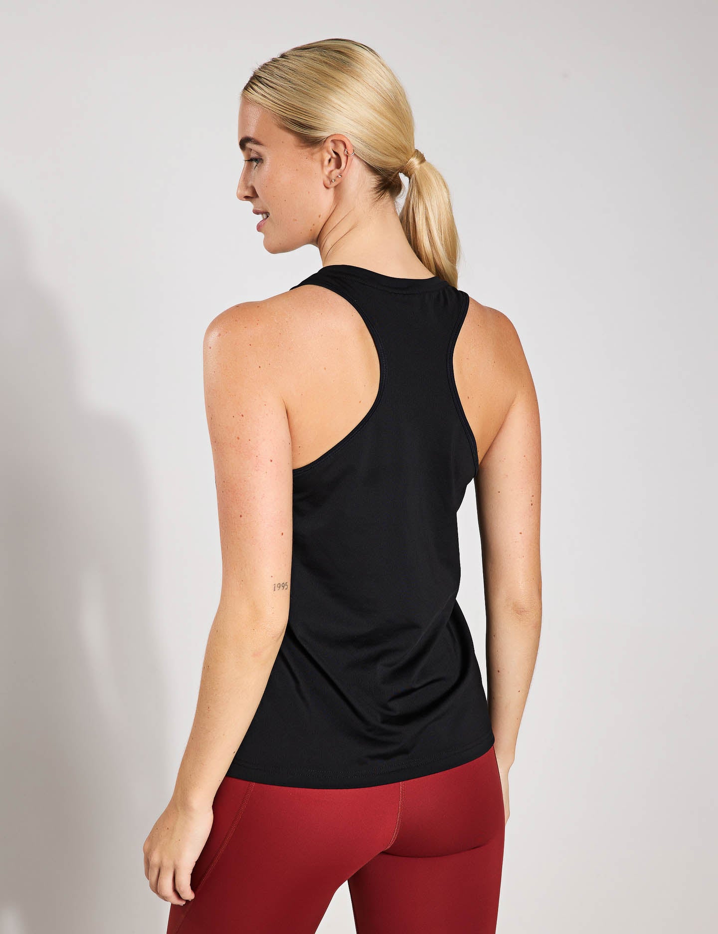 Men's Workout Tank Top - Breathable & Moisture Wicking Gym Shirt for Training & Running - Black - Perfect for Gym, Jogging & Outdoor Activities