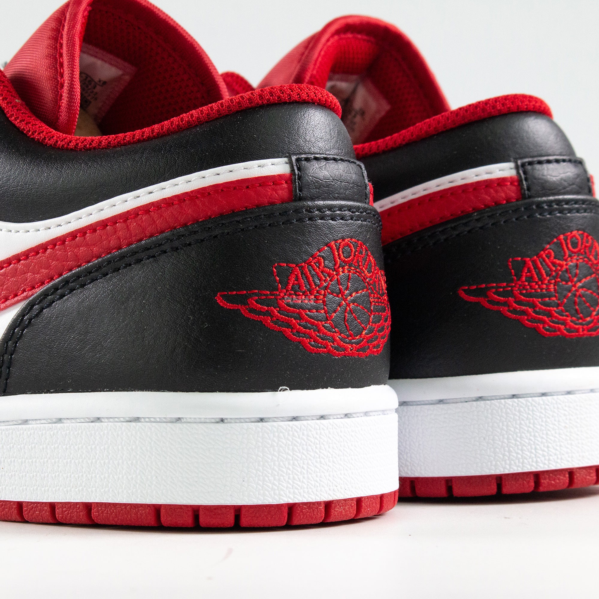 Air Jordan 1 Low 'Bulls' Basketball Shoes 2022 Edition - Men's Retro Sneakers for Casual Wear & Street Style