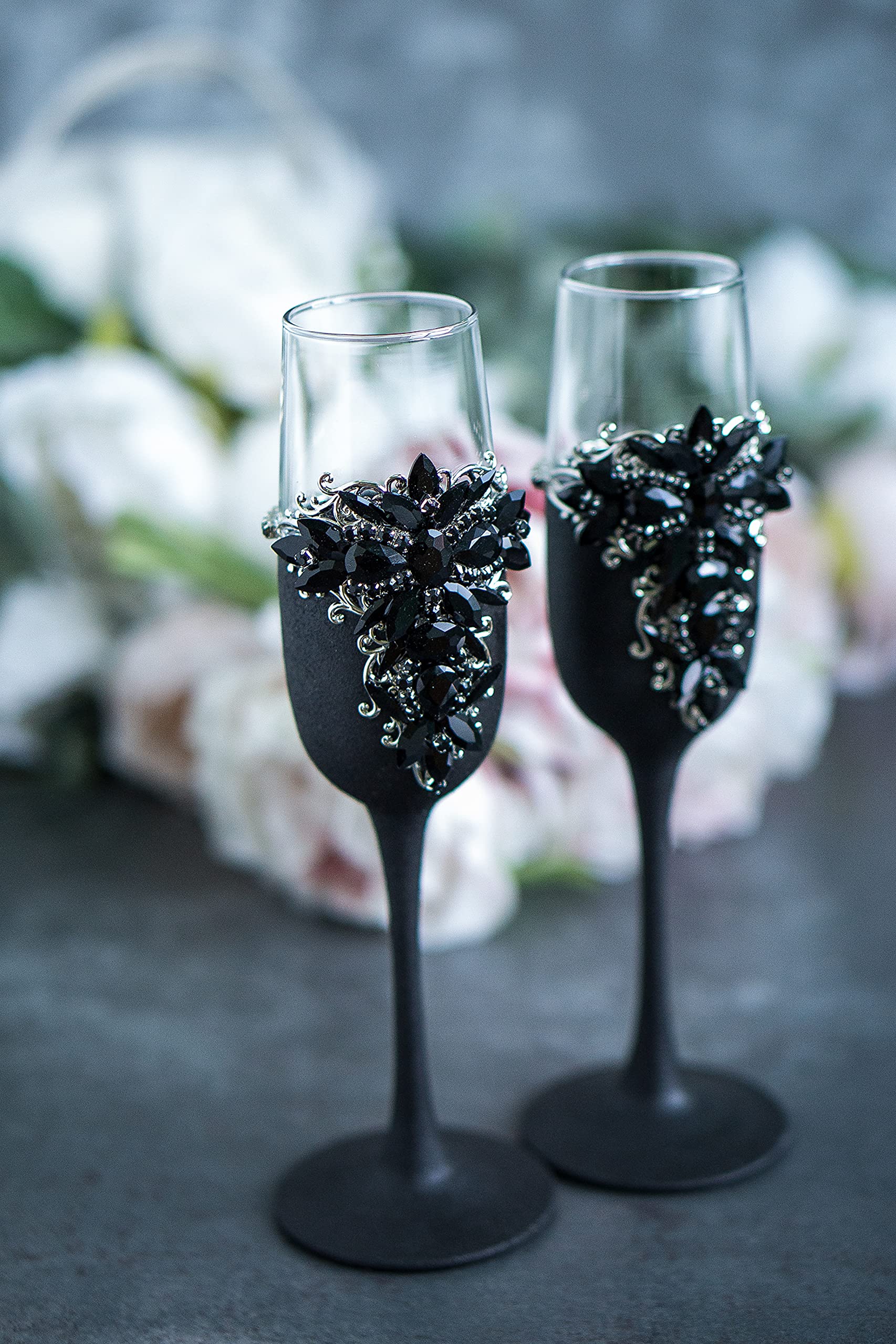 Elegant Black Wedding Flutes & Cake Server Set for Bride and Groom - Engraved Champagne Glasses & Cake Knife - Perfect for Wedding Reception, Anniversary & Romantic Celebrations