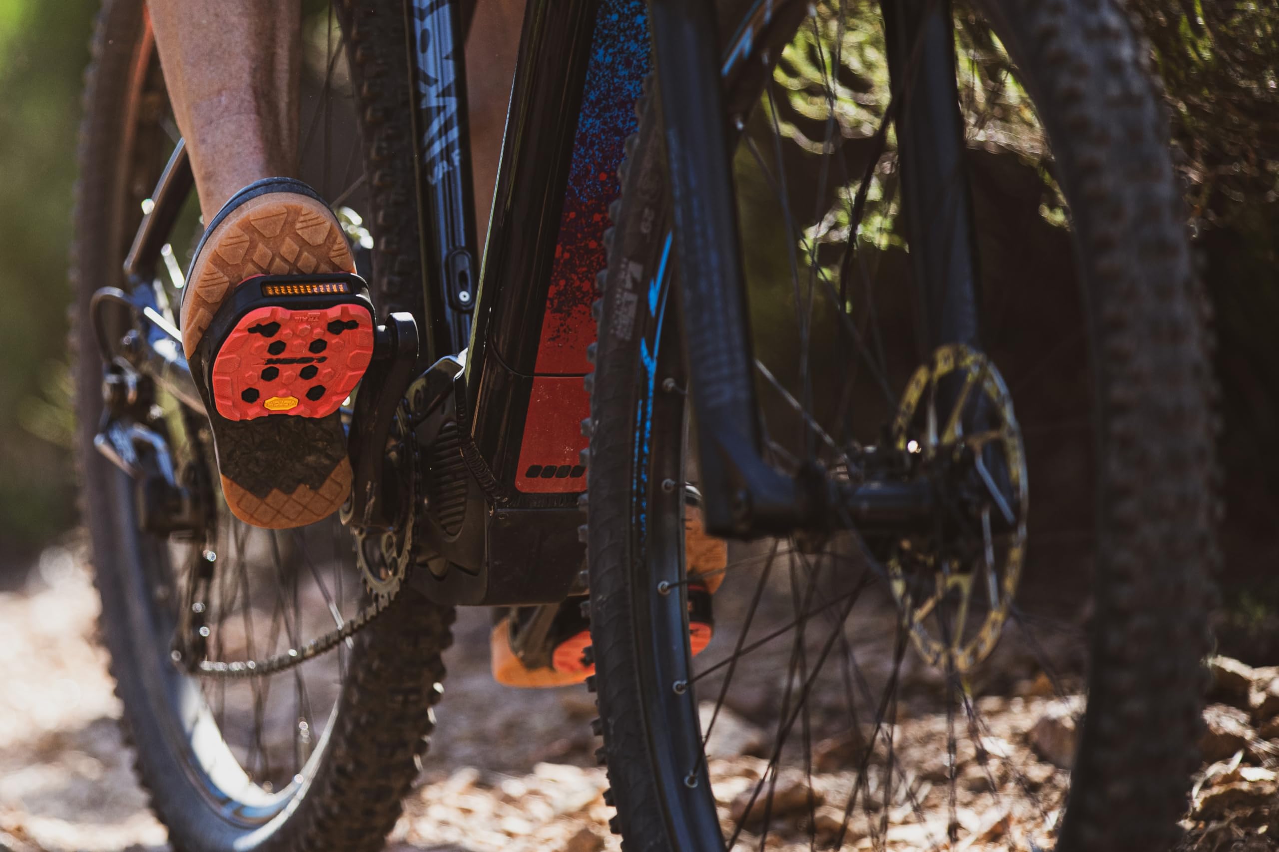 LOOK Cycle Geo Trail Grip MTB Bike Pedals - Flat Mountain Bike Pedals for Off-Road Cycling - Durable Non-Slip Design in Black/Red/Lime/Camo - Perfect for Trail Riding & Mountain Biking Adventures