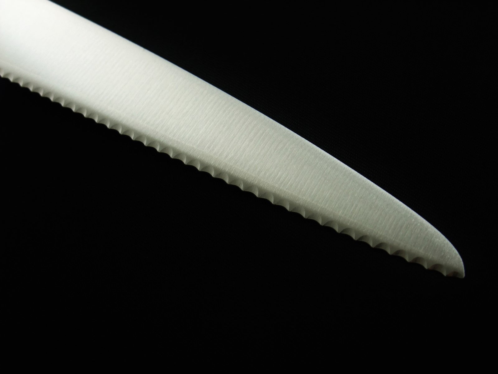 Tojiro Classic 3-Layer VG10 Stainless Steel Bread Knife 215mm - Sharp Japanese Kitchen Knife for Slicing Bread, Cake & Pastries - Perfect for Home Bakers & Professional Chefs
