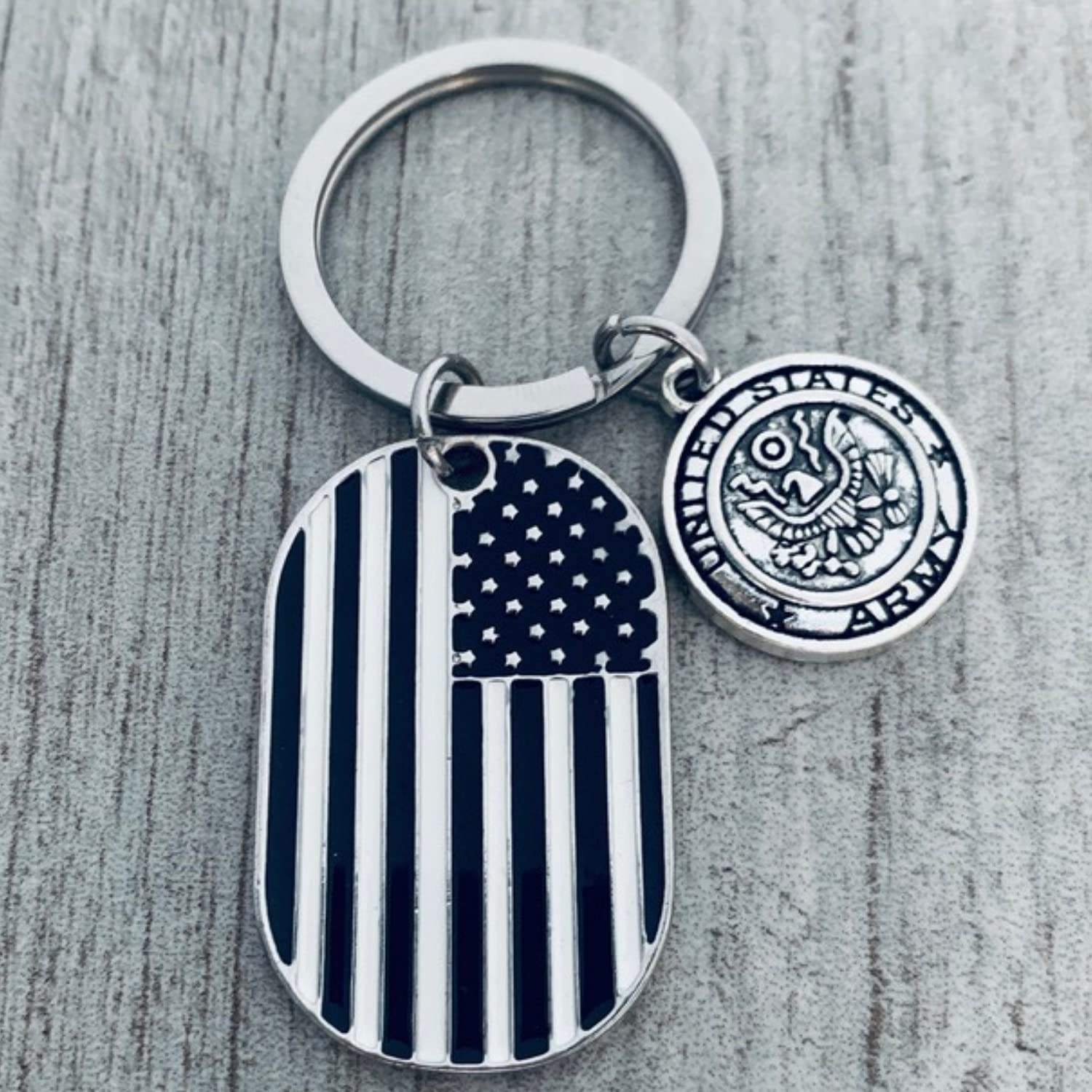 US Army Keychain - Military Gift for Men & Women - Patriotic American Flag Key Rings - Army Charm Keychain for Soldiers & Veterans - Perfect for Everyday Carry, Backpacks & Gifts