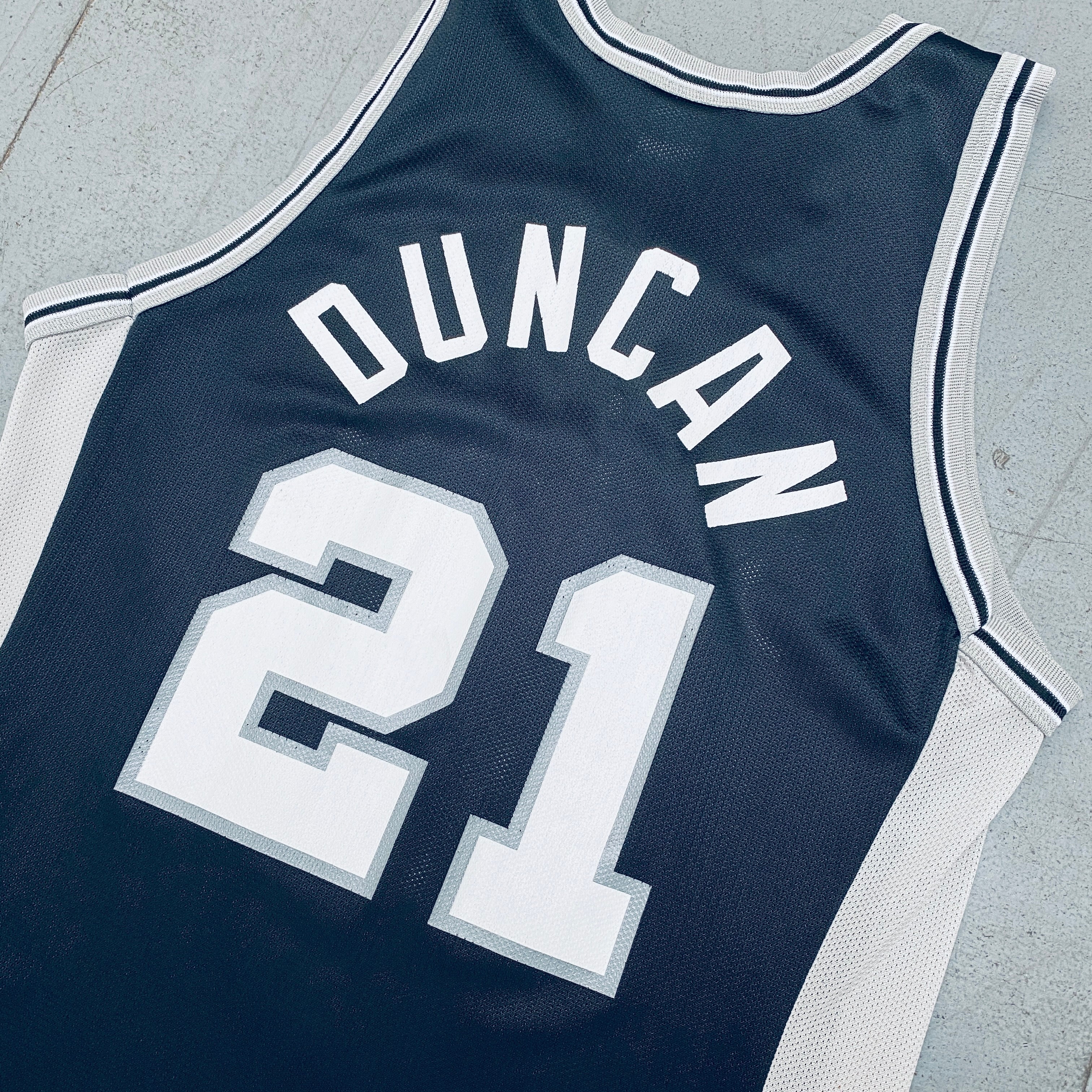 San Antonio Spurs: Tim Duncan 1997/98 Rookie Black Champion Jersey (S/M)