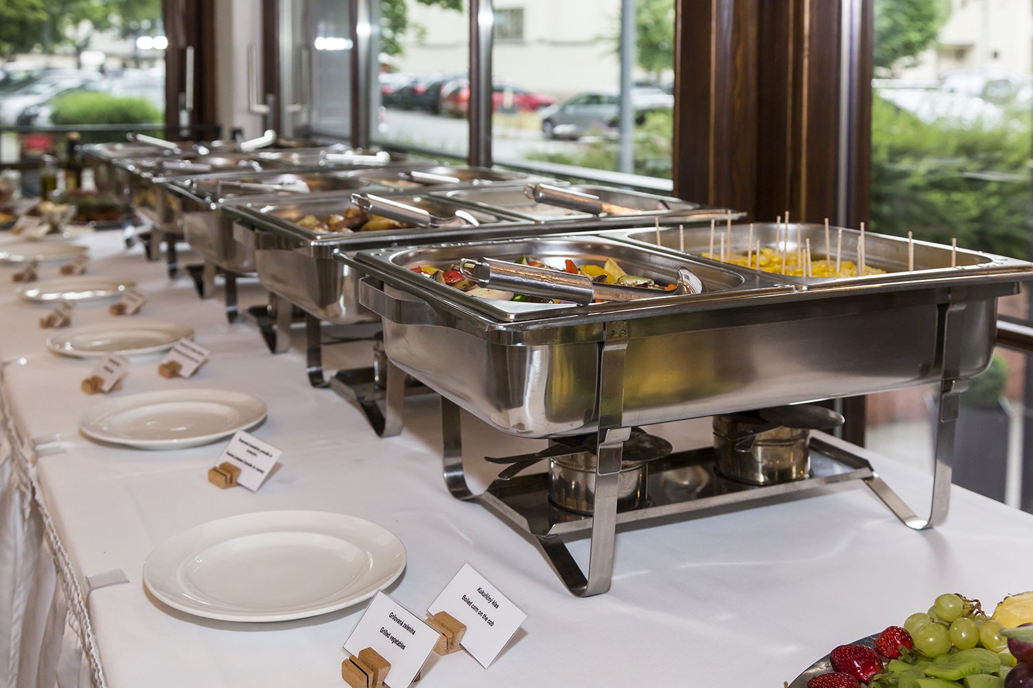 Tiger Chef 8 Quart Stainless Steel Chafer Set with 3 Chafing Dishes & Cool-Touch Plastic Lids - Full Size Catering Buffet Warmers for Parties, Weddings & Events
