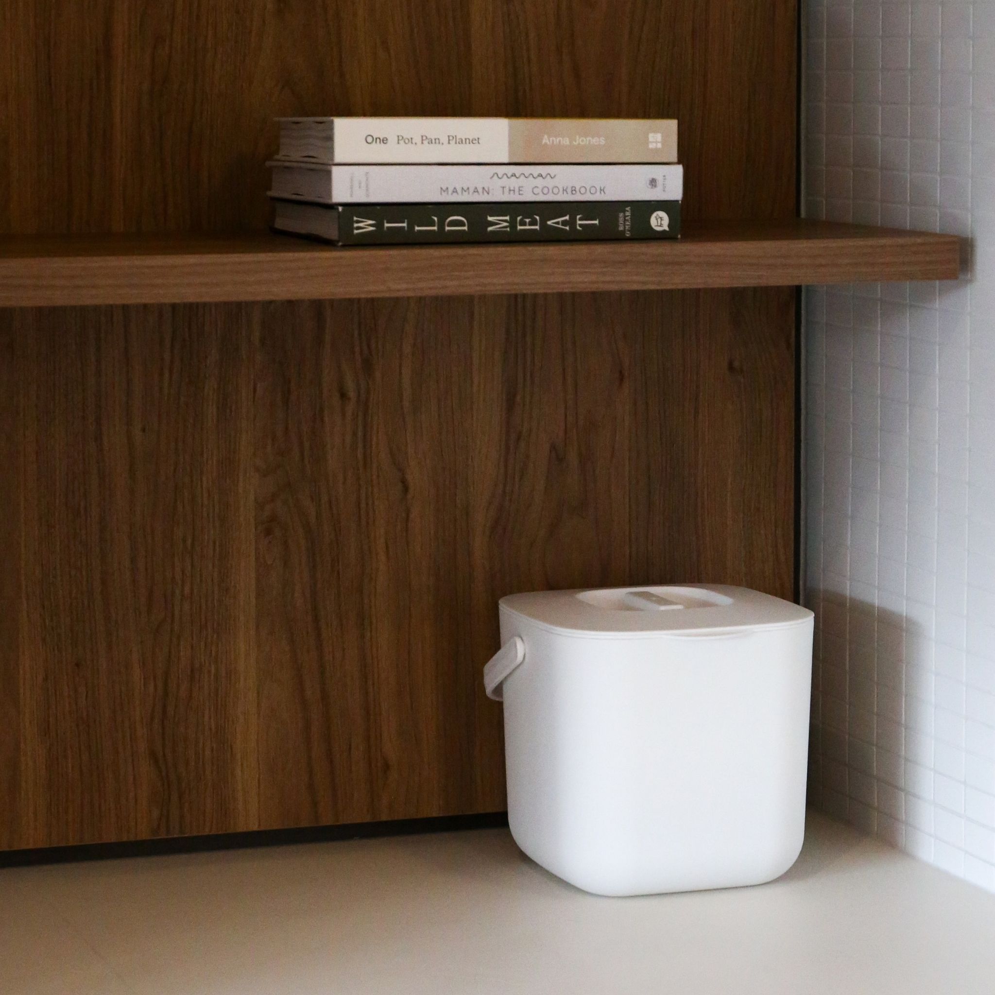 DESIGNSTUFF 7L White Compost Bin for Kitchen Countertop - Odor-Free Organic Waste Composter for Eco-Friendly Home & Garden Use