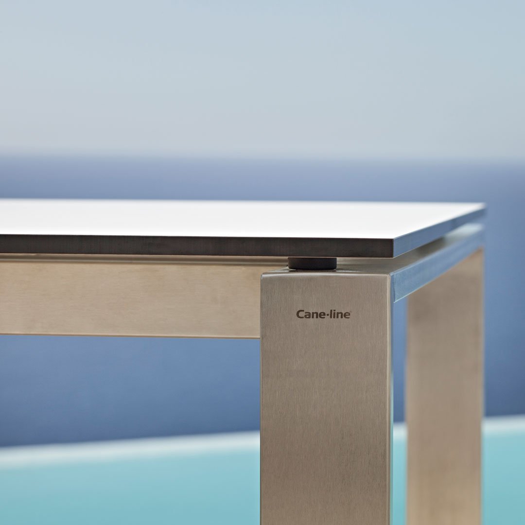 Extendable Outdoor Dining Table - Weather-Resistant & Space-Saving Patio Furniture for Garden, Deck, and Backyard Entertaining