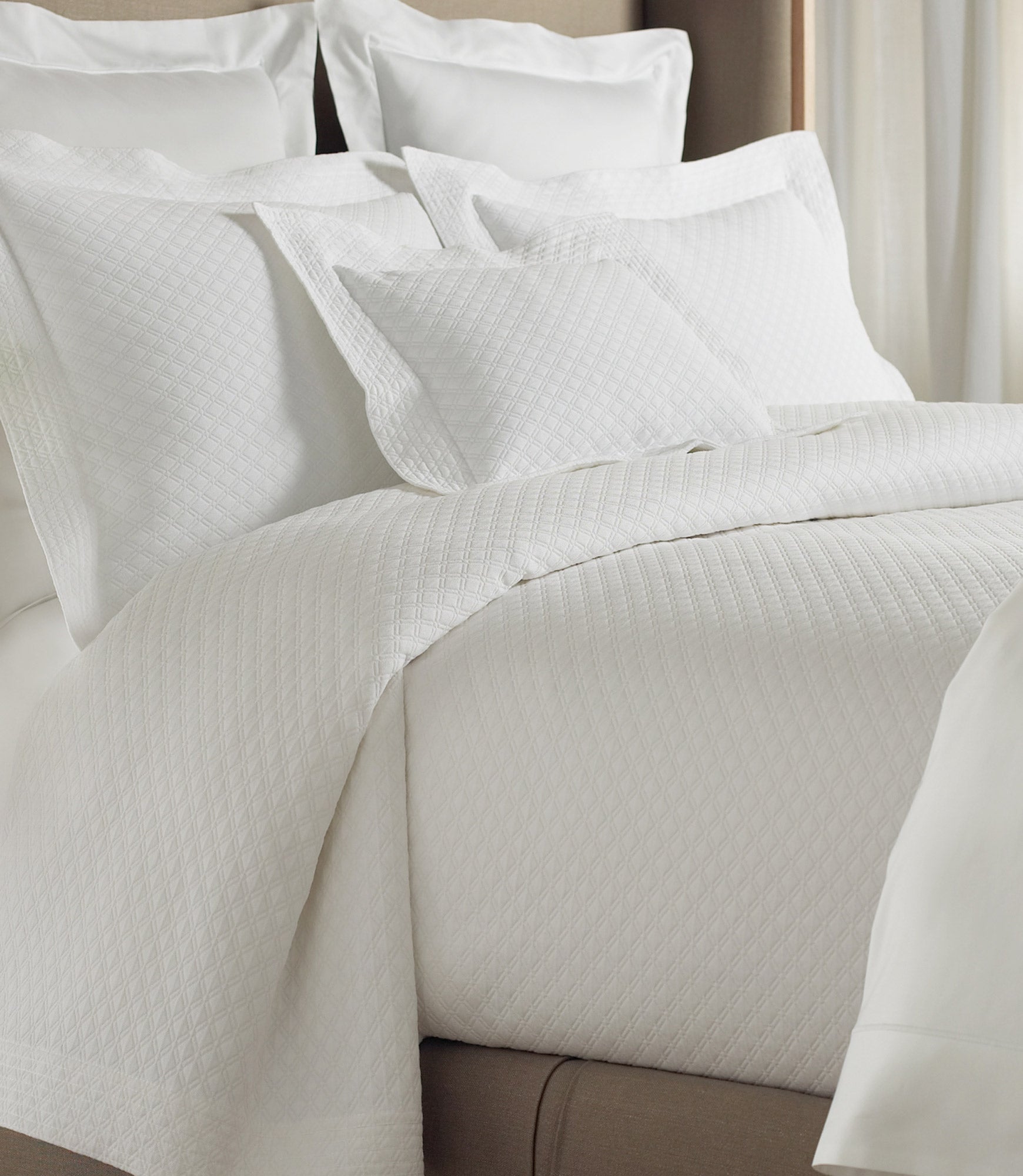 Luxury Alyssa Matelassé Coverlet - Soft Quilted Bedspread for Queen & King Size Beds - Perfect for Master Bedroom, Guest Room & Hotel Decor