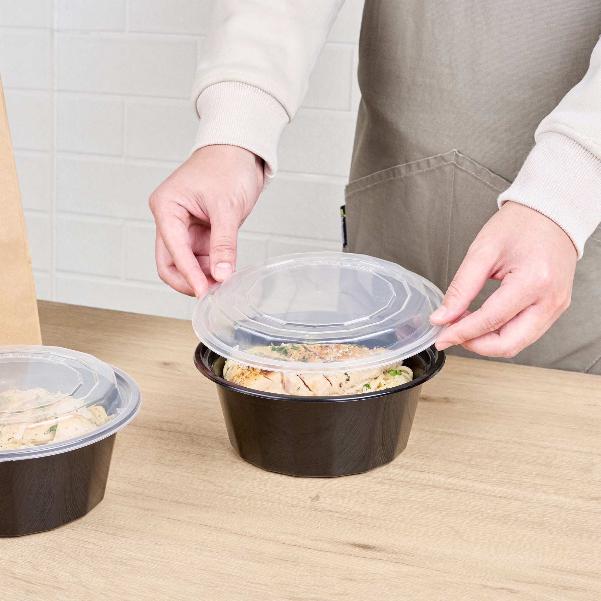 32 oz Black Plastic Food Storage Containers with Clear Lids - 50 Pack, Microwave Safe To-Go Boxes (7.25